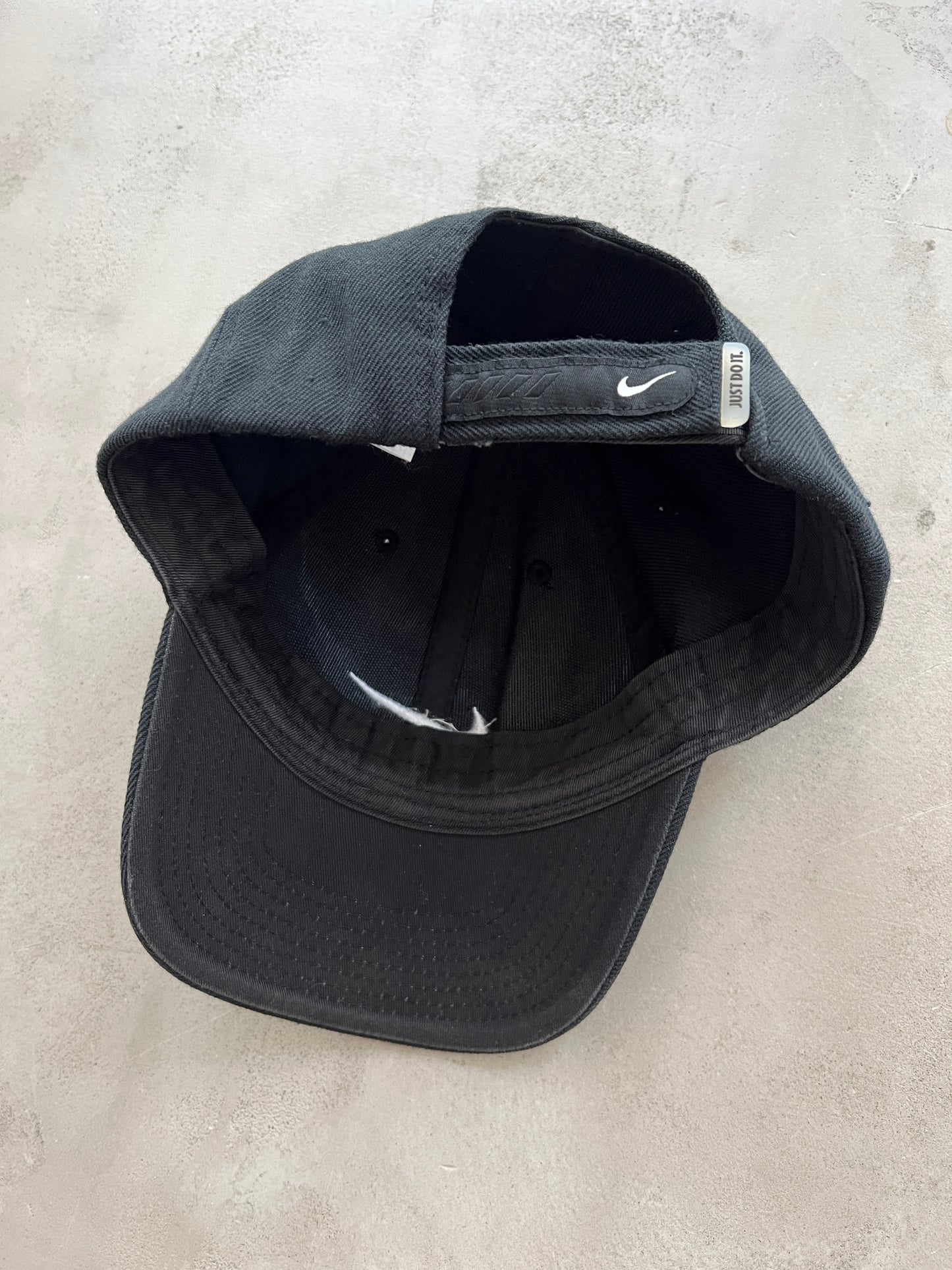 BLACK NIKE CAP - 2000S