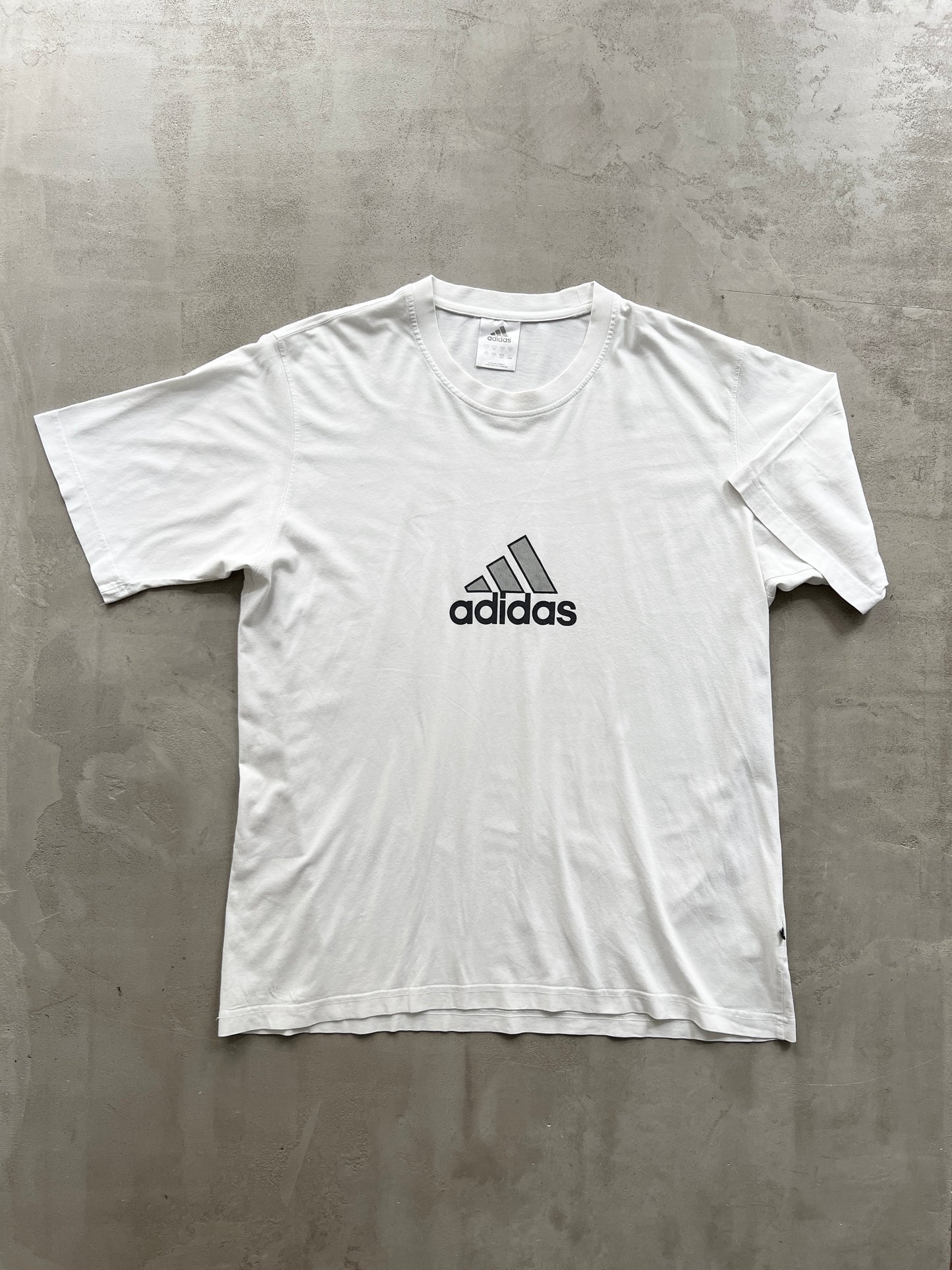 WHITE ADIDAS TEE - 2000S