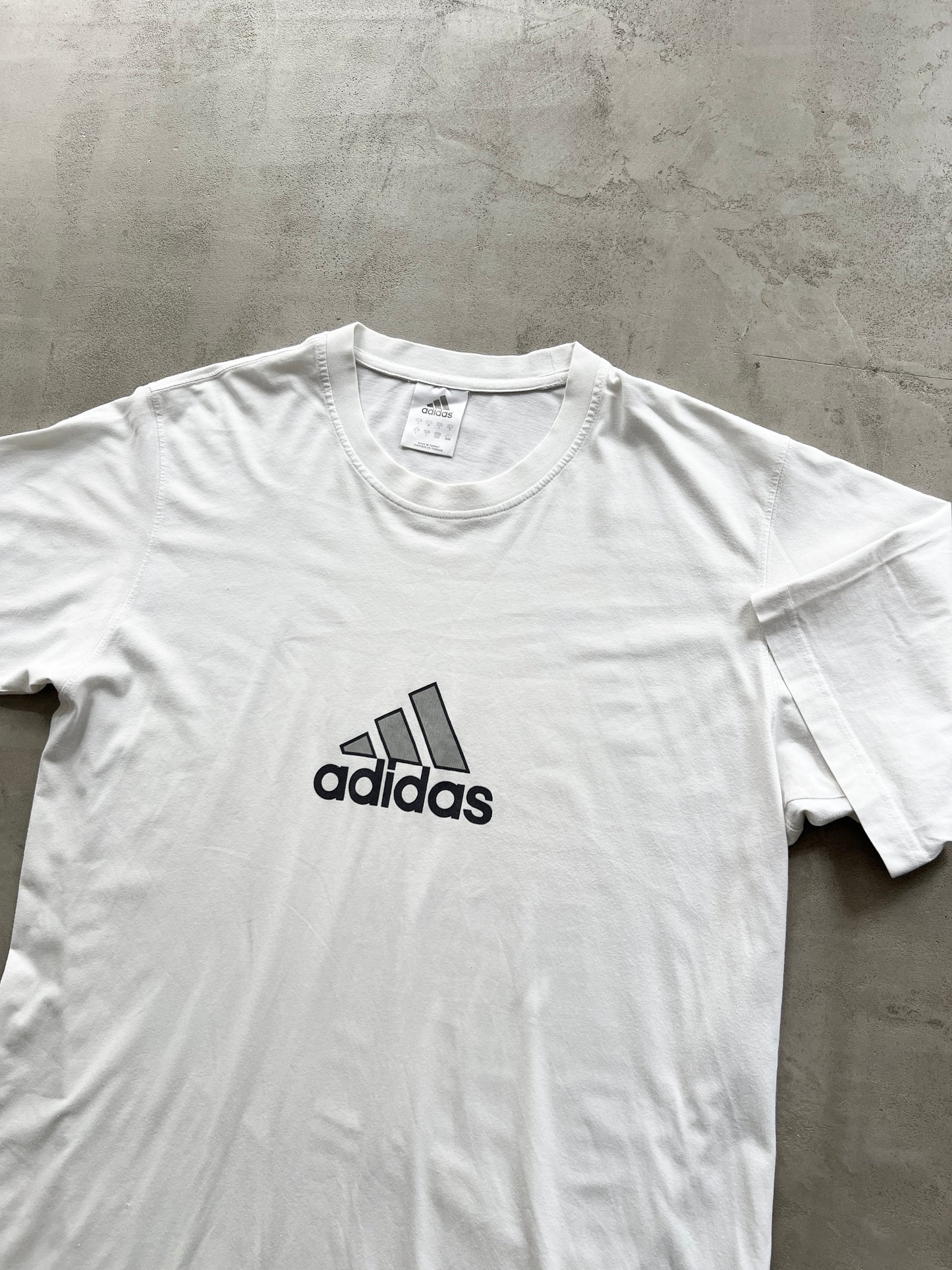 WHITE ADIDAS TEE - 2000S