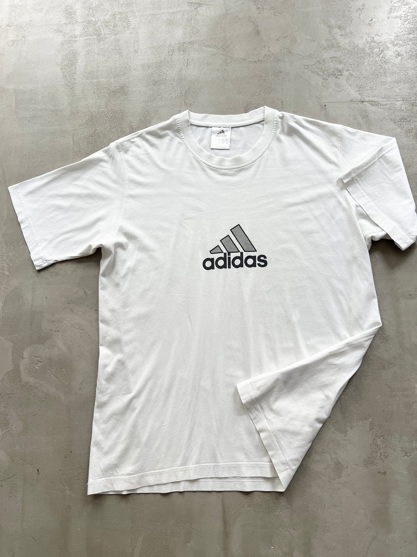 WHITE ADIDAS TEE - 2000S