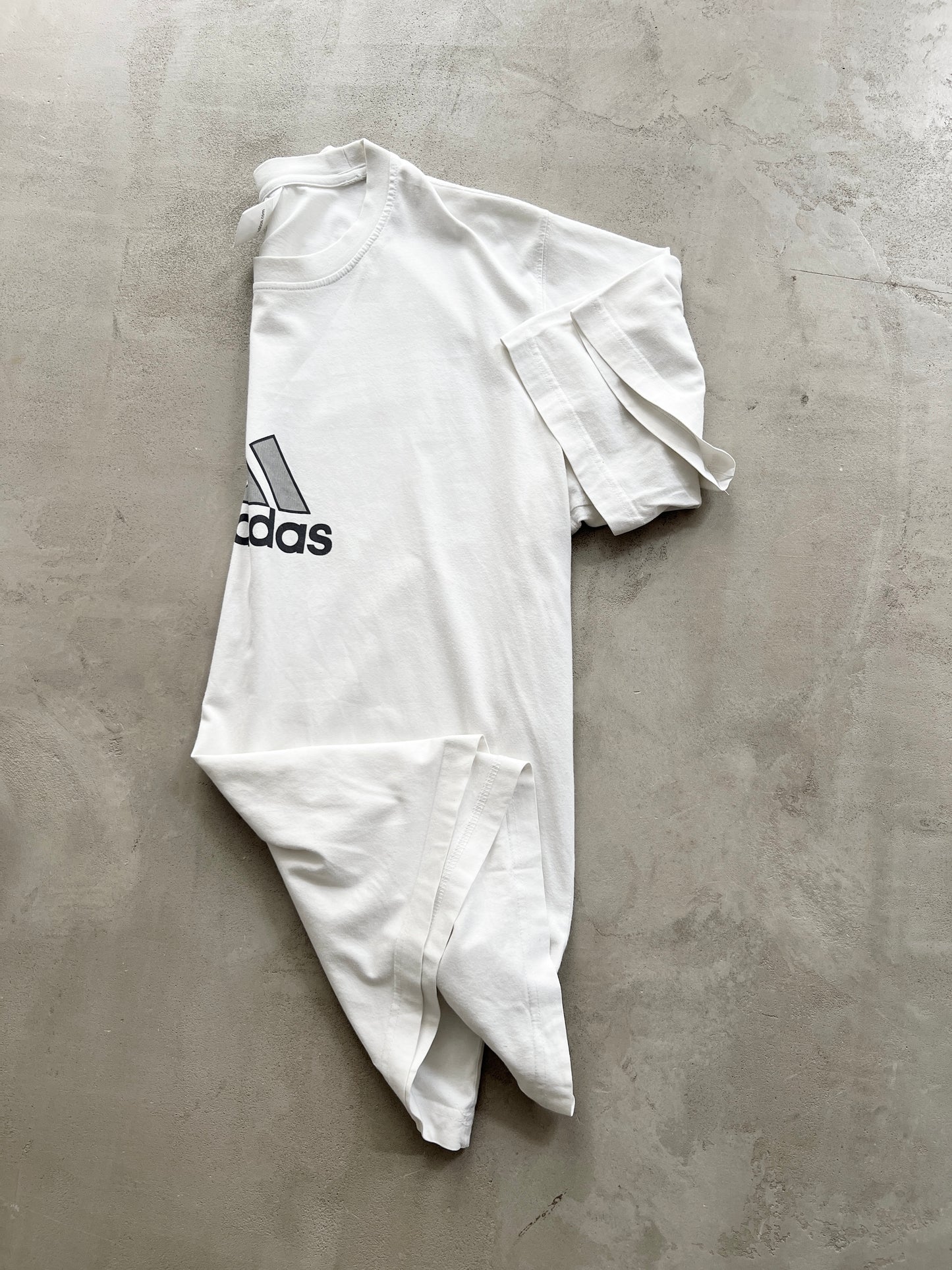 WHITE ADIDAS TEE - 2000S