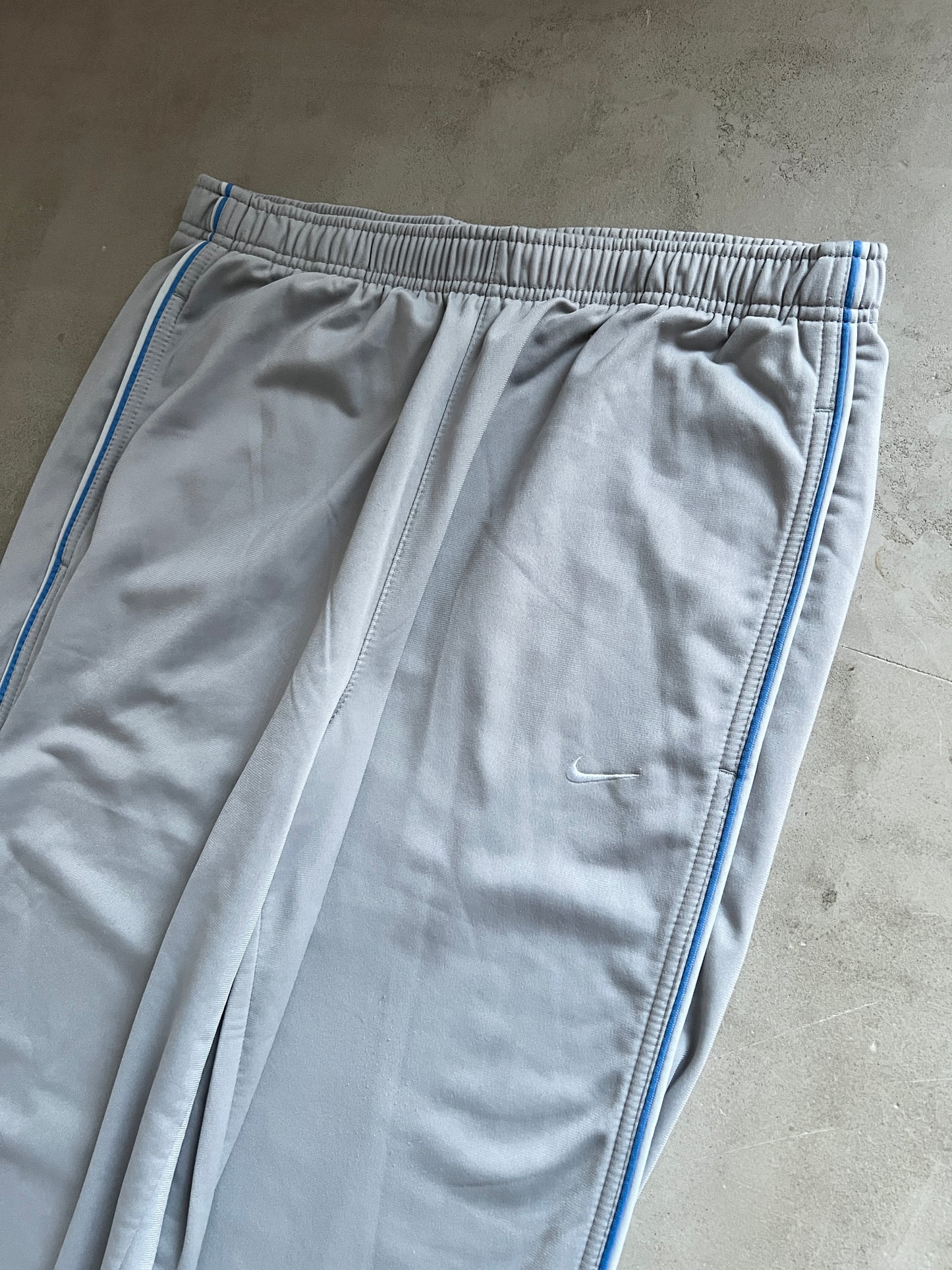 GREY/BLUE NIKE TRACK PANTS - 2000S - L