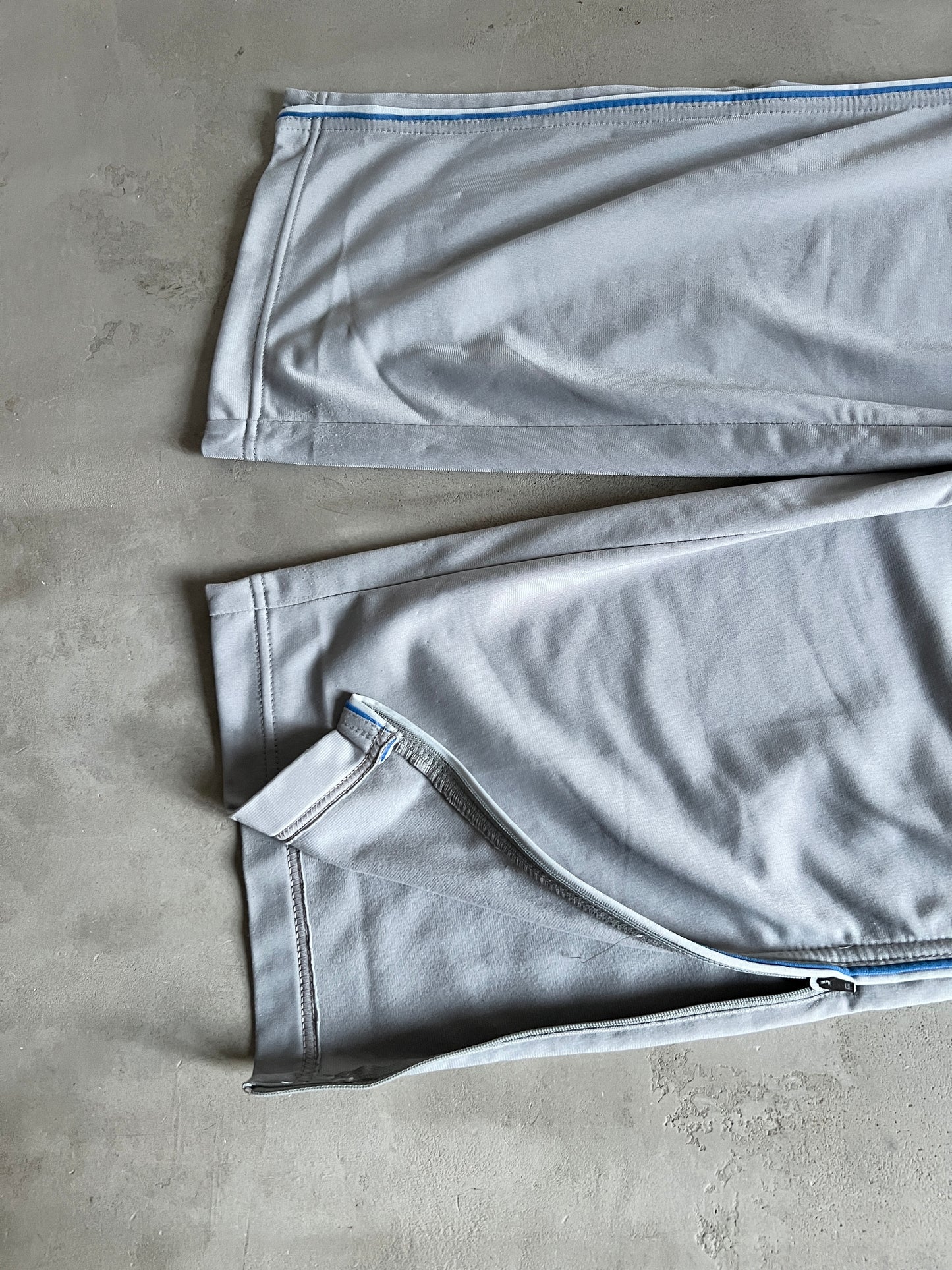 GREY/BLUE NIKE TRACK PANTS - 2000S - L