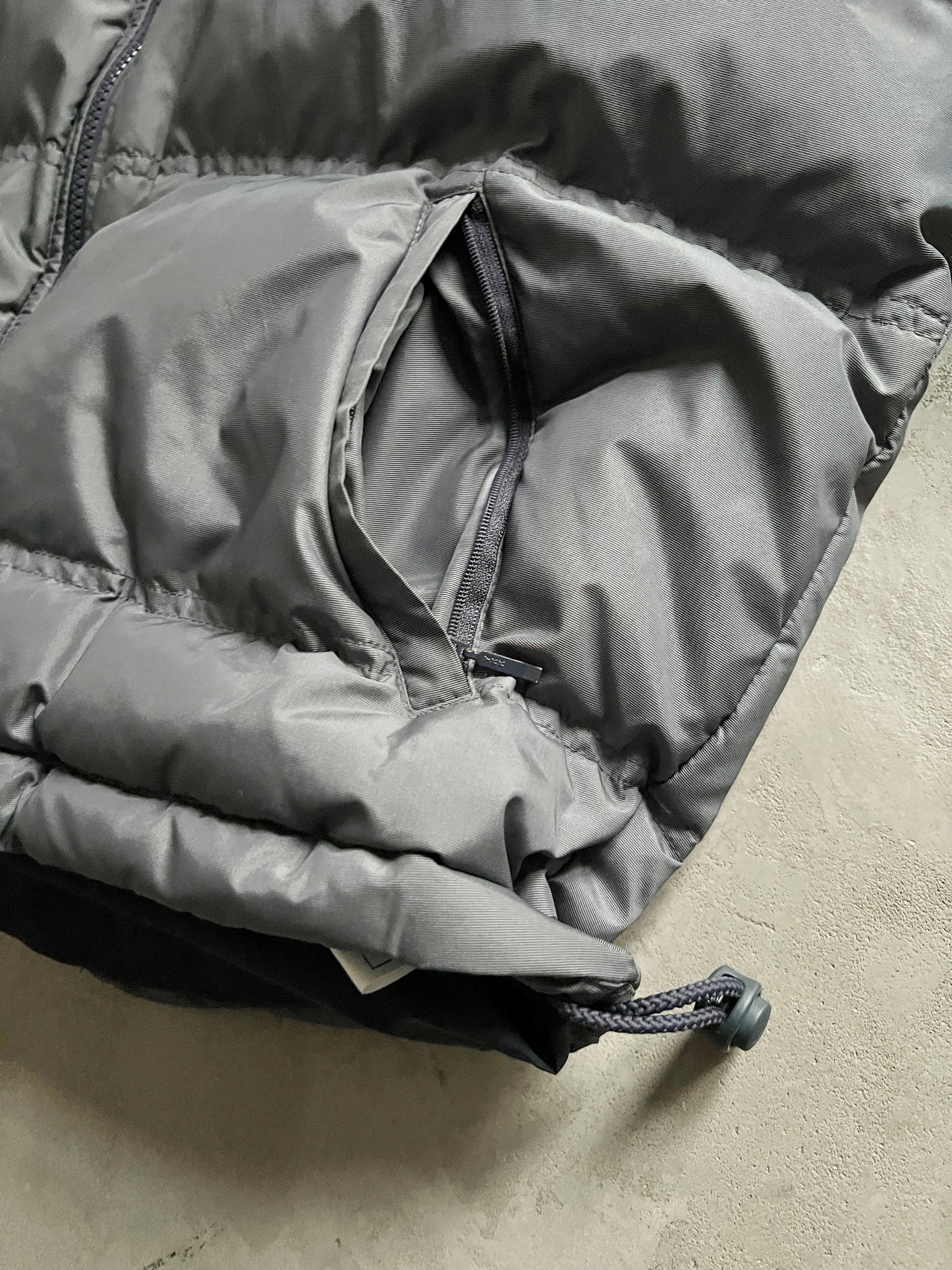 GREY NIKE PUFFER WITH HOOD - 1990S - M -