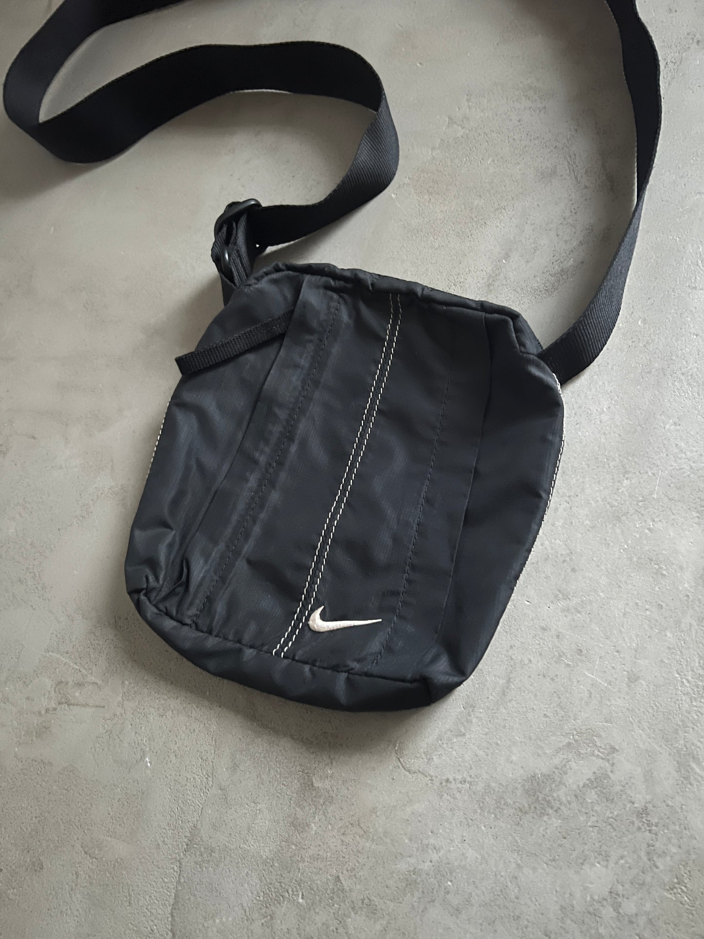 BLACK NIKE BAG - 2000S