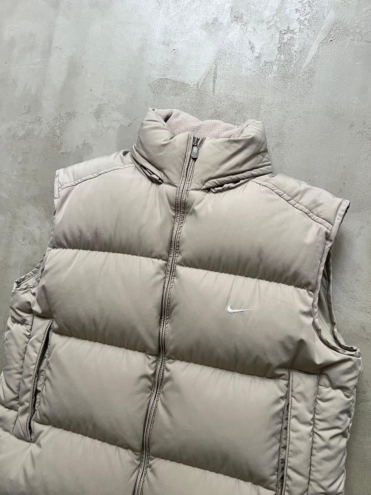 BEIGE NIKE PUFFER VEST - 2000S - M