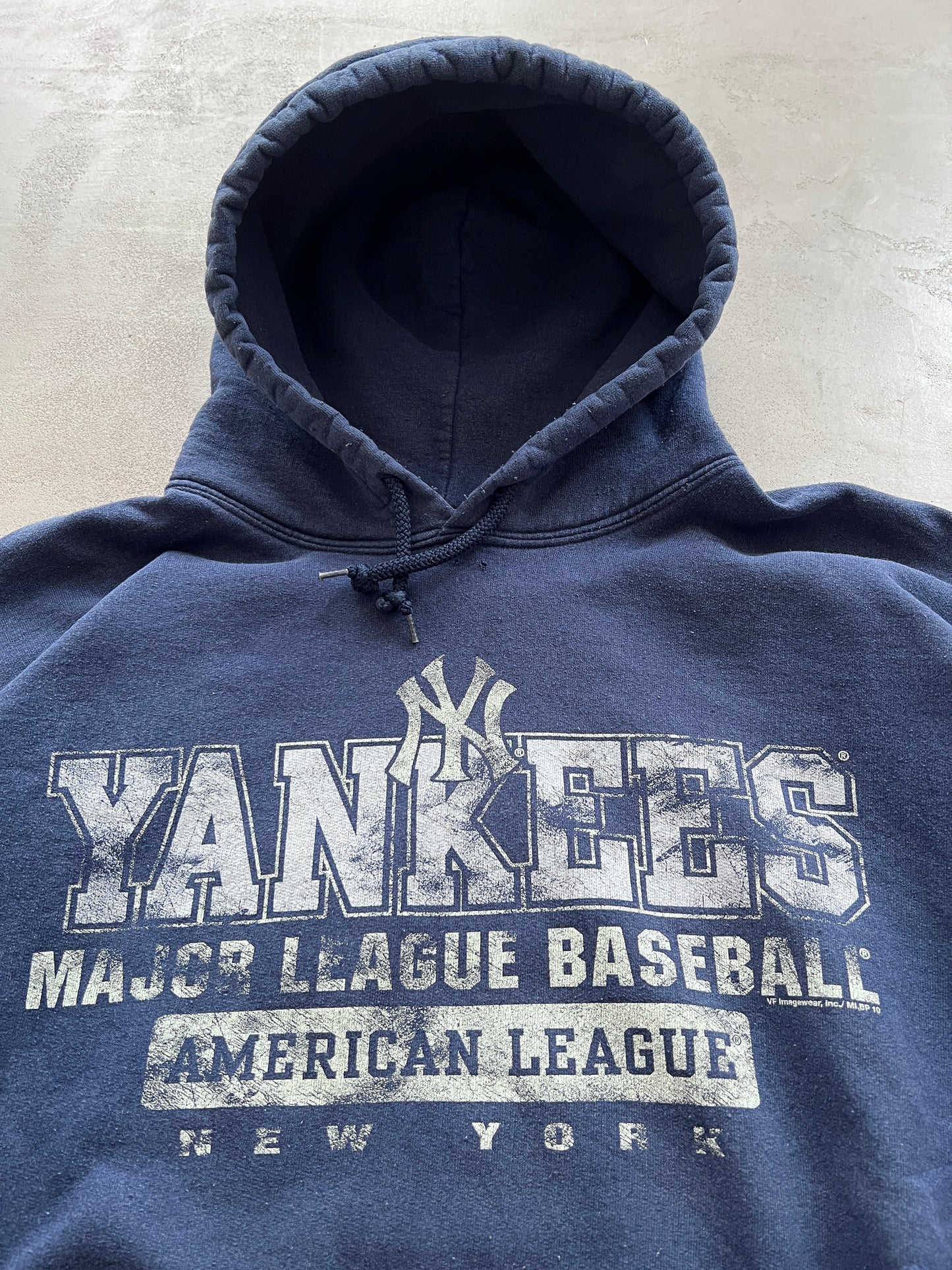 FADED NAVY YANKEES HOODIE - 1990S - L/XL