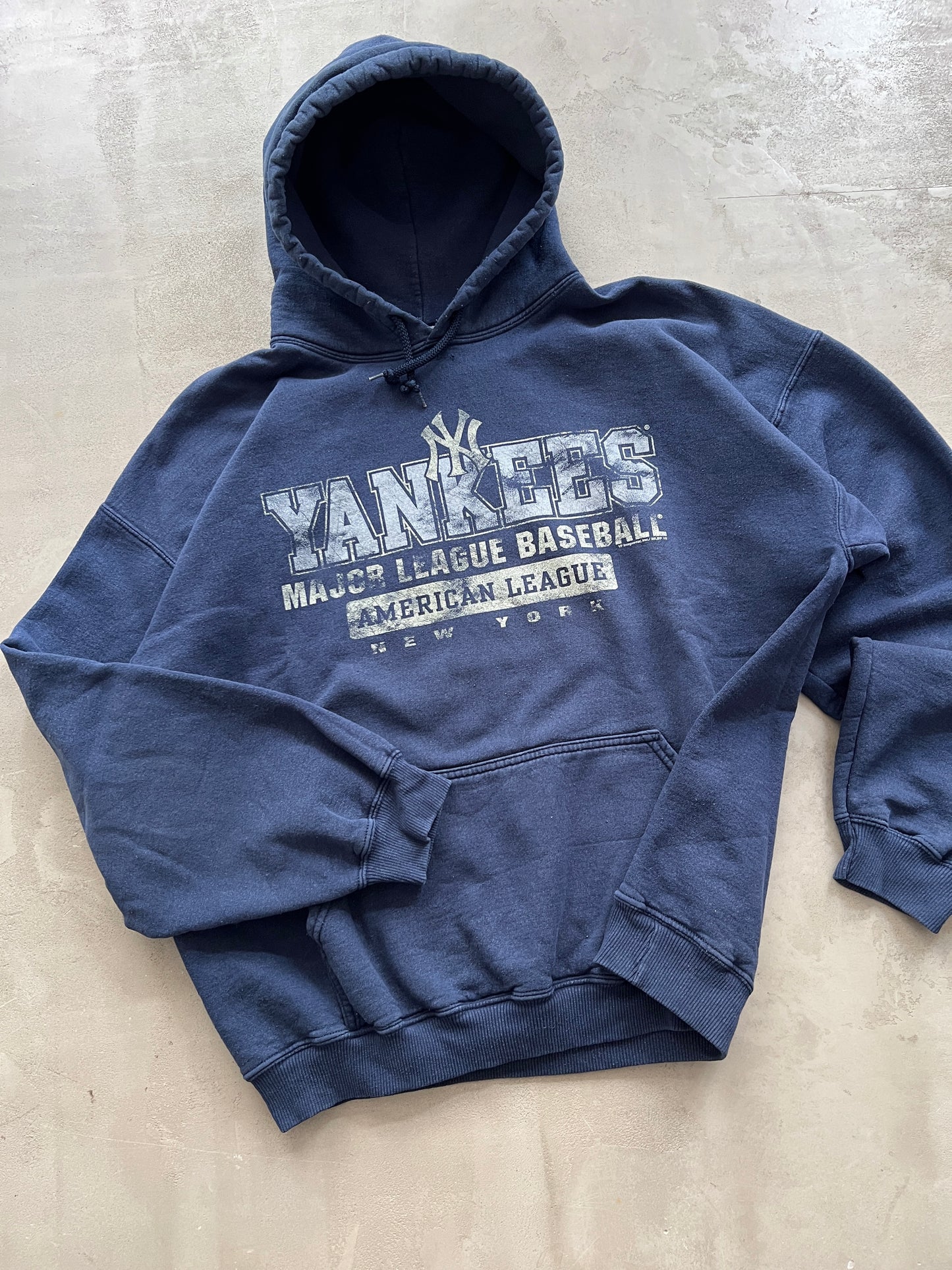 FADED NAVY YANKEES HOODIE - 1990S - L/XL