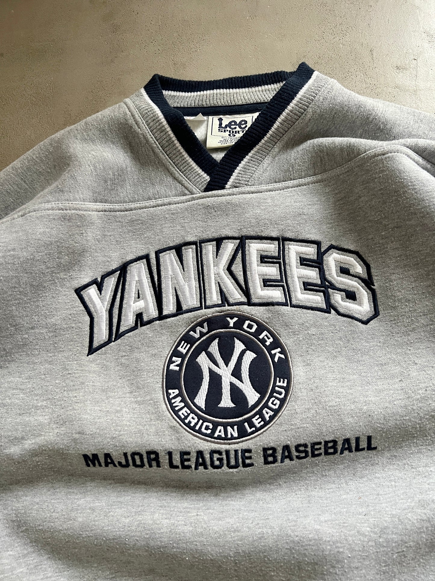 GREY YANKEES SWEATER - 1990S -  L/XL