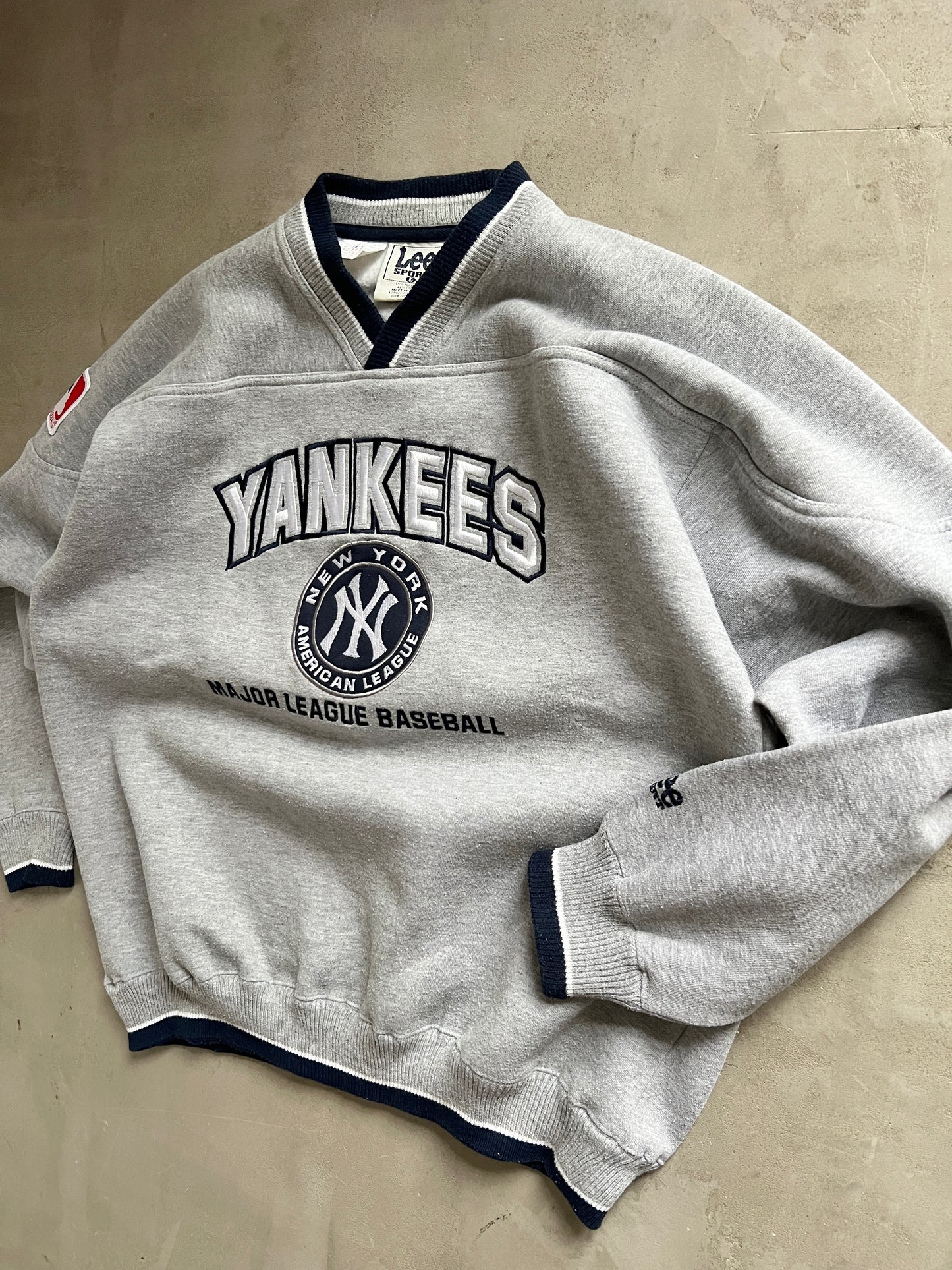 GREY YANKEES SWEATER - 1990S -  L/XL