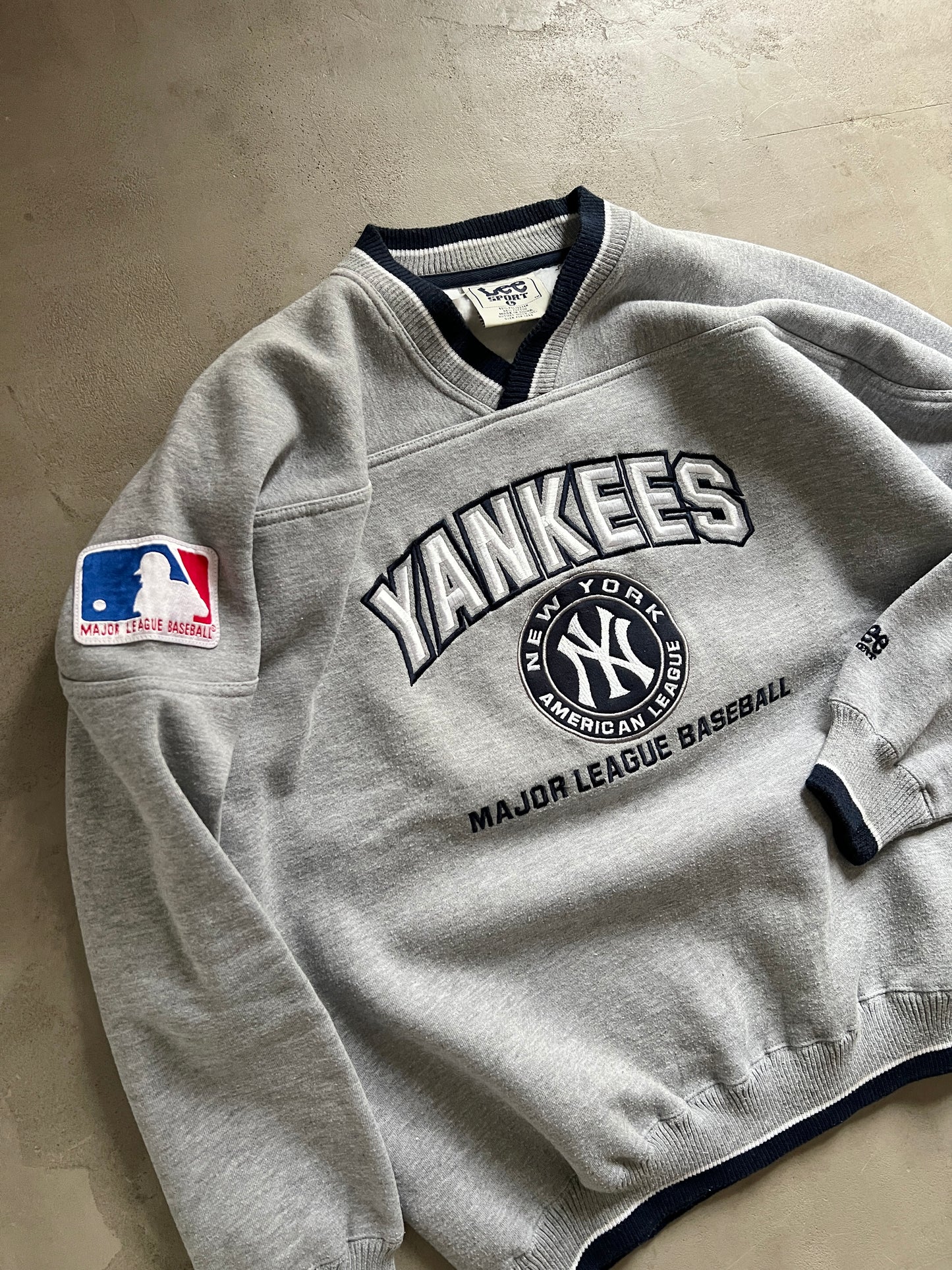 GREY YANKEES SWEATER - 1990S -  L/XL