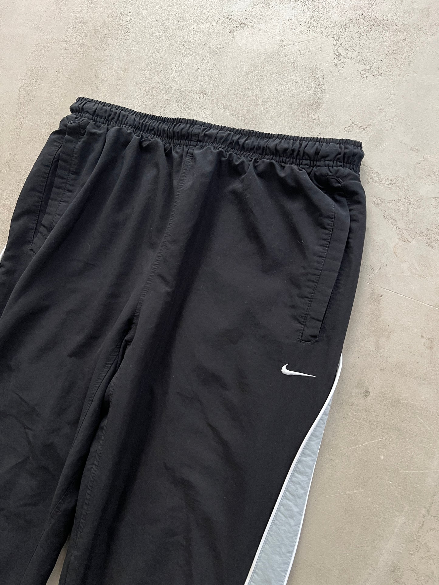 BLACK NIKE TRACK PANTS - 2000S - L/M