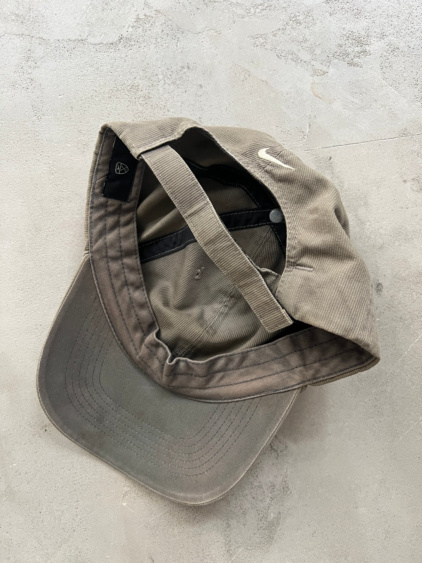 BEIGE NIKE GOLF CAP - 2000S