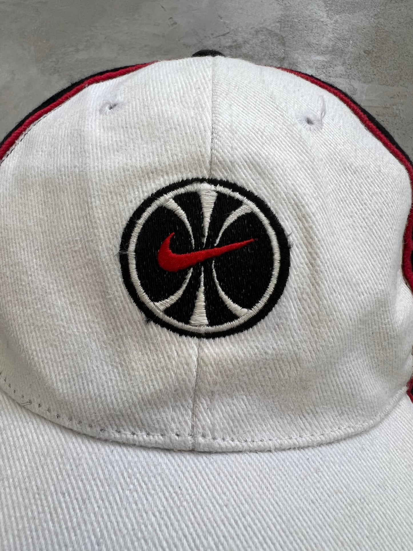 WHITE/BRED NIKE BASKETBALL CAP - 1990S