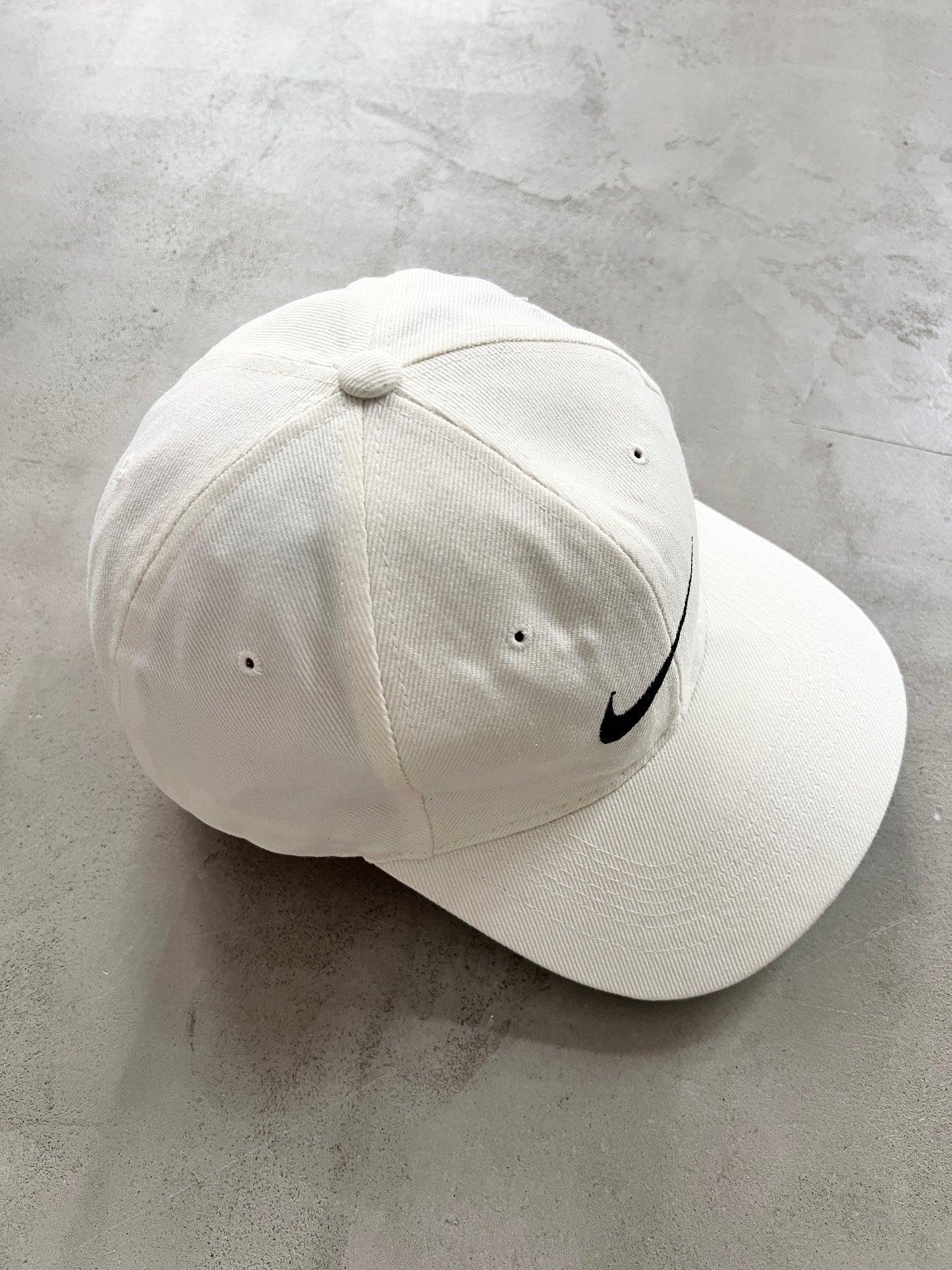 CRÈME NIKE CAP - 1990S