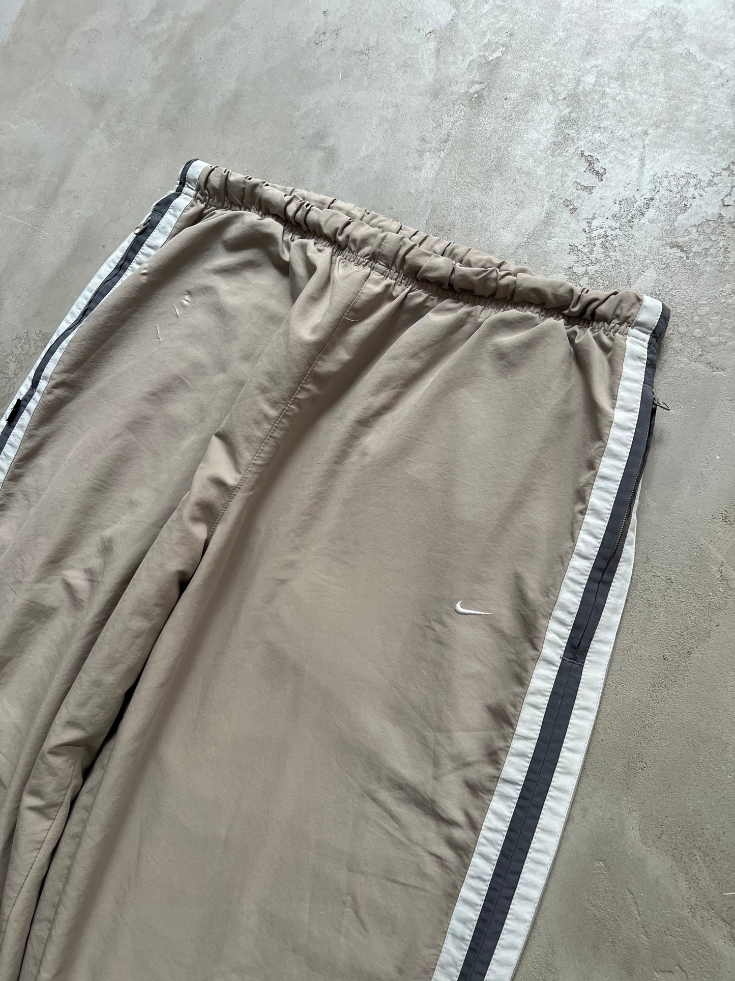 LIGHT BEIGE NIKE TRACKPANTS - 2000S