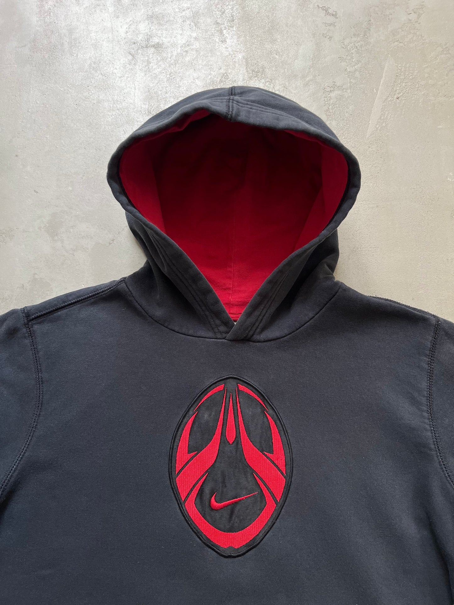 FADED BLACK/RED NIKE FOOTBALL HOODIE - 2000S - S