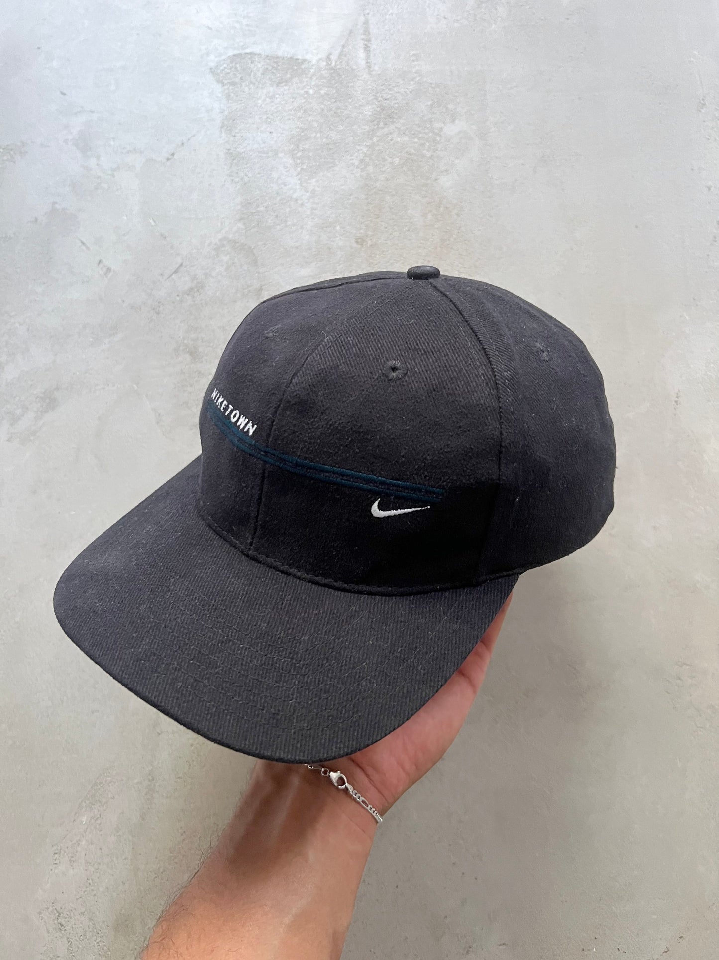 BLACK NIKE TOWN CAP - 1990S