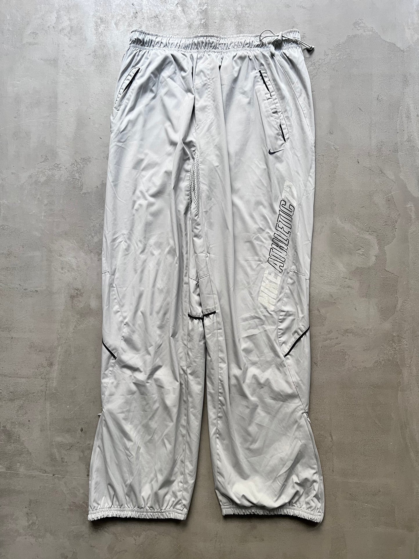 LIGHT GREY/SILVER NIKE ATHLETIC TRACK PANTS - 2000S - XL/L