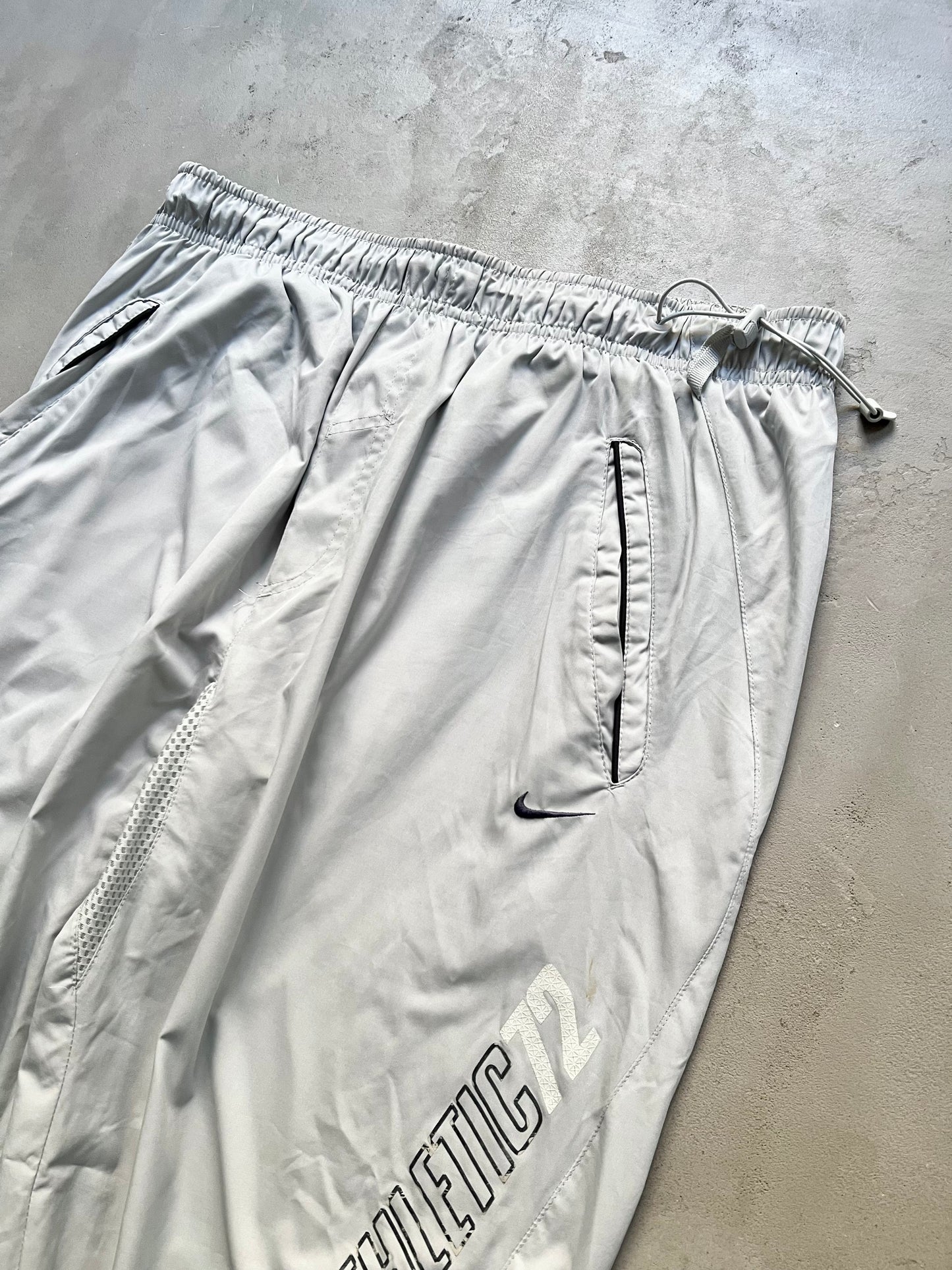 LIGHT GREY/SILVER NIKE ATHLETIC TRACK PANTS - 2000S - XL/L