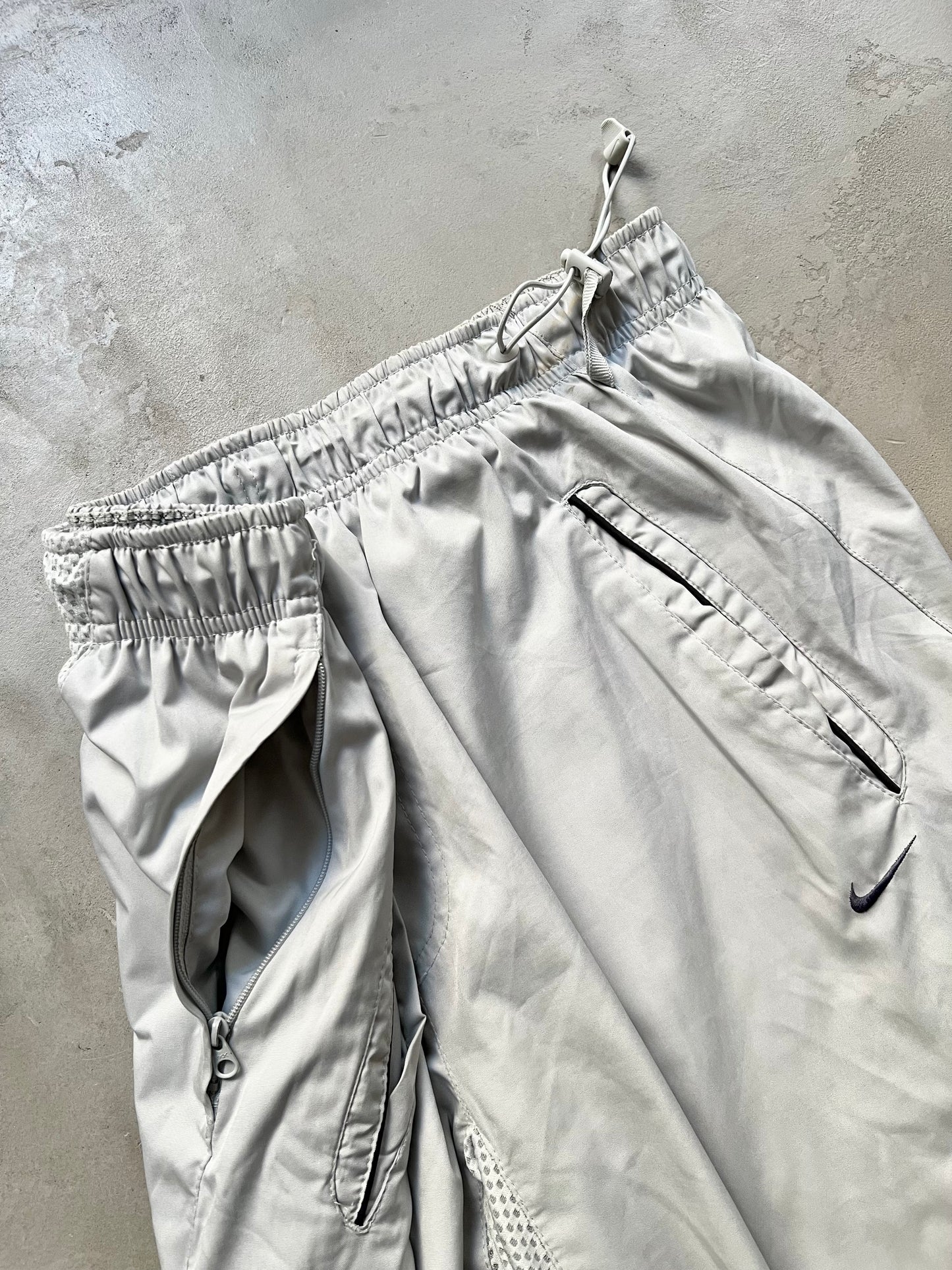 LIGHT GREY/SILVER NIKE ATHLETIC TRACK PANTS - 2000S - XL/L