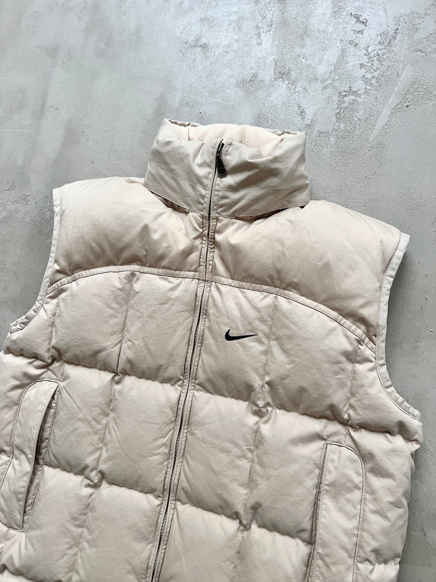 LIGHT BEIGE NIKE PUFFER VEST - 2000S - S/M