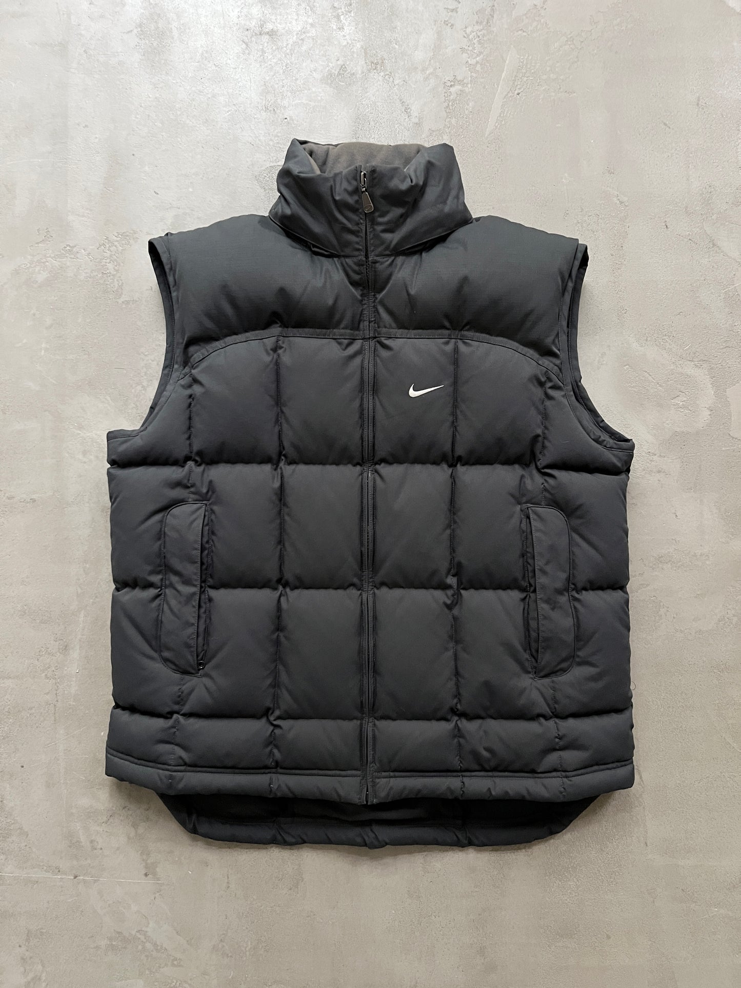 GREY/BLACK NIKE PUFFER VEST - 2000S