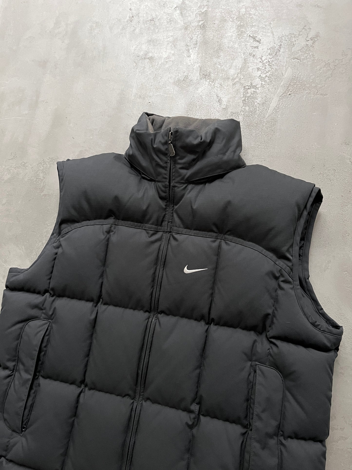 GREY/BLACK NIKE PUFFER VEST - 2000S