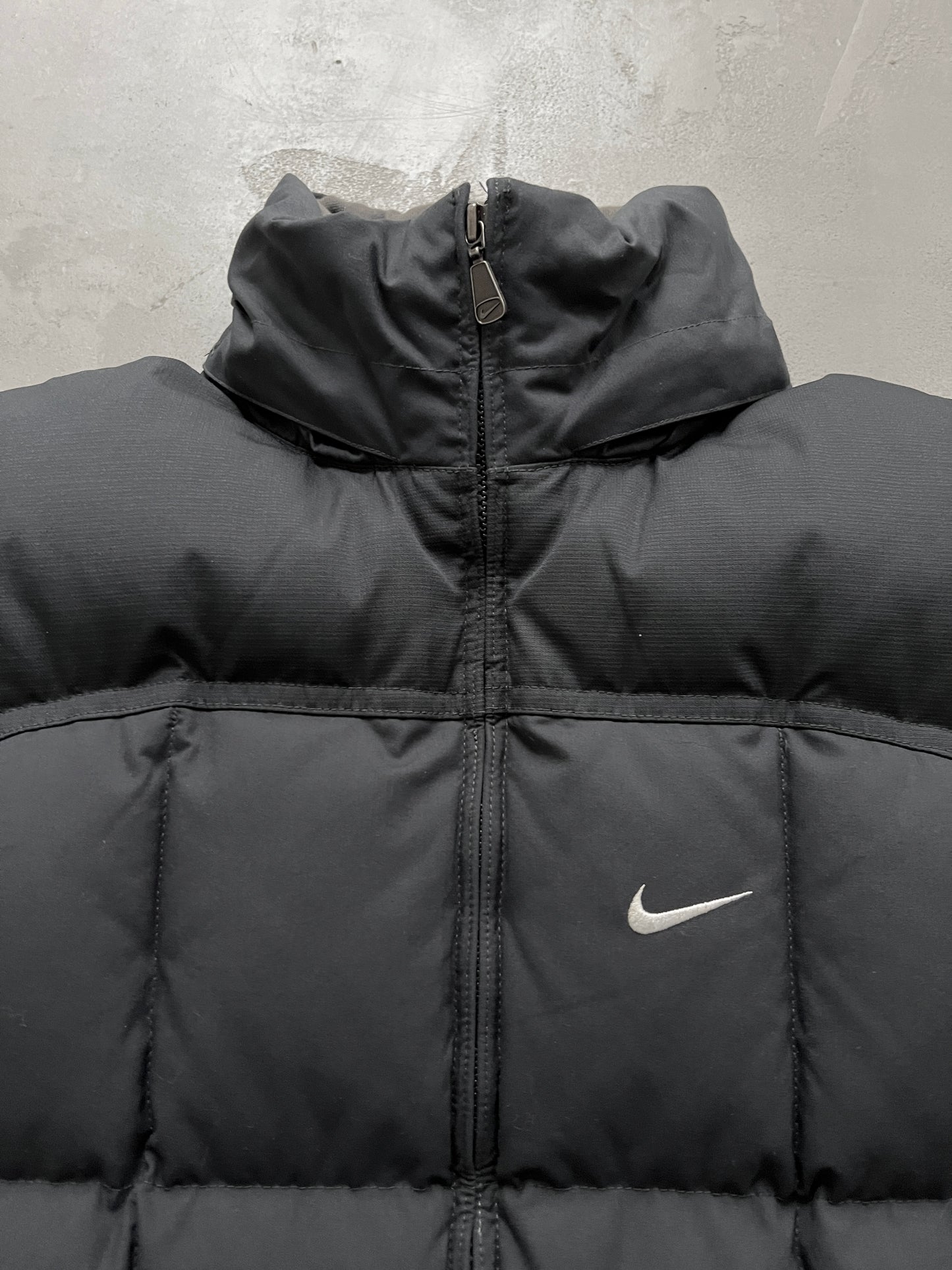 GREY/BLACK NIKE PUFFER VEST - 2000S