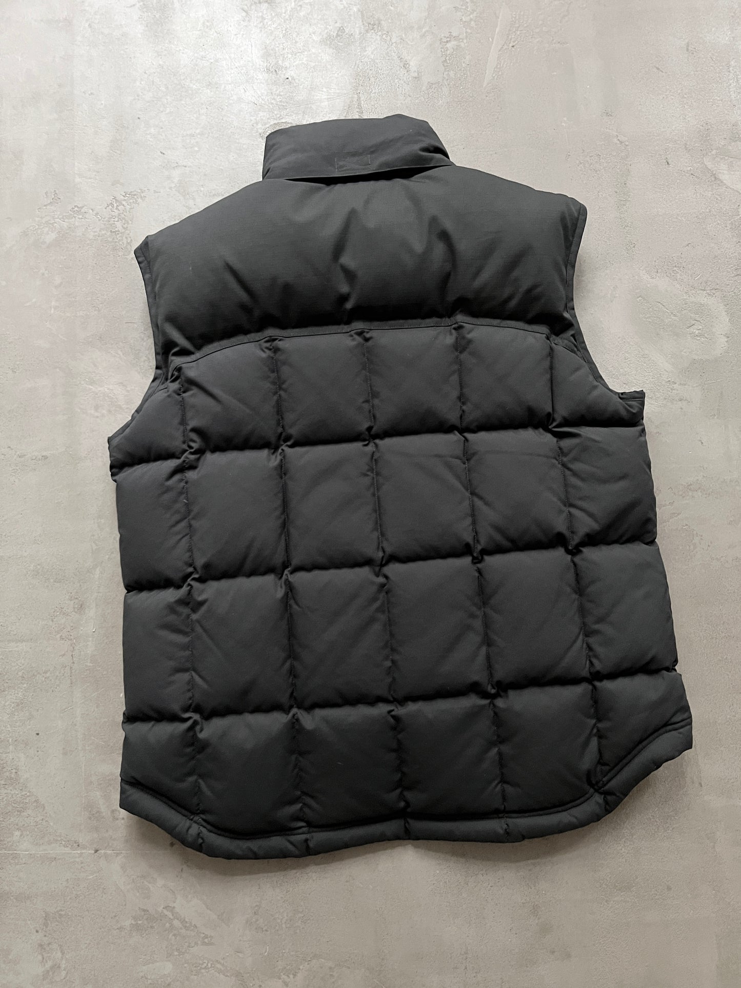 GREY/BLACK NIKE PUFFER VEST - 2000S