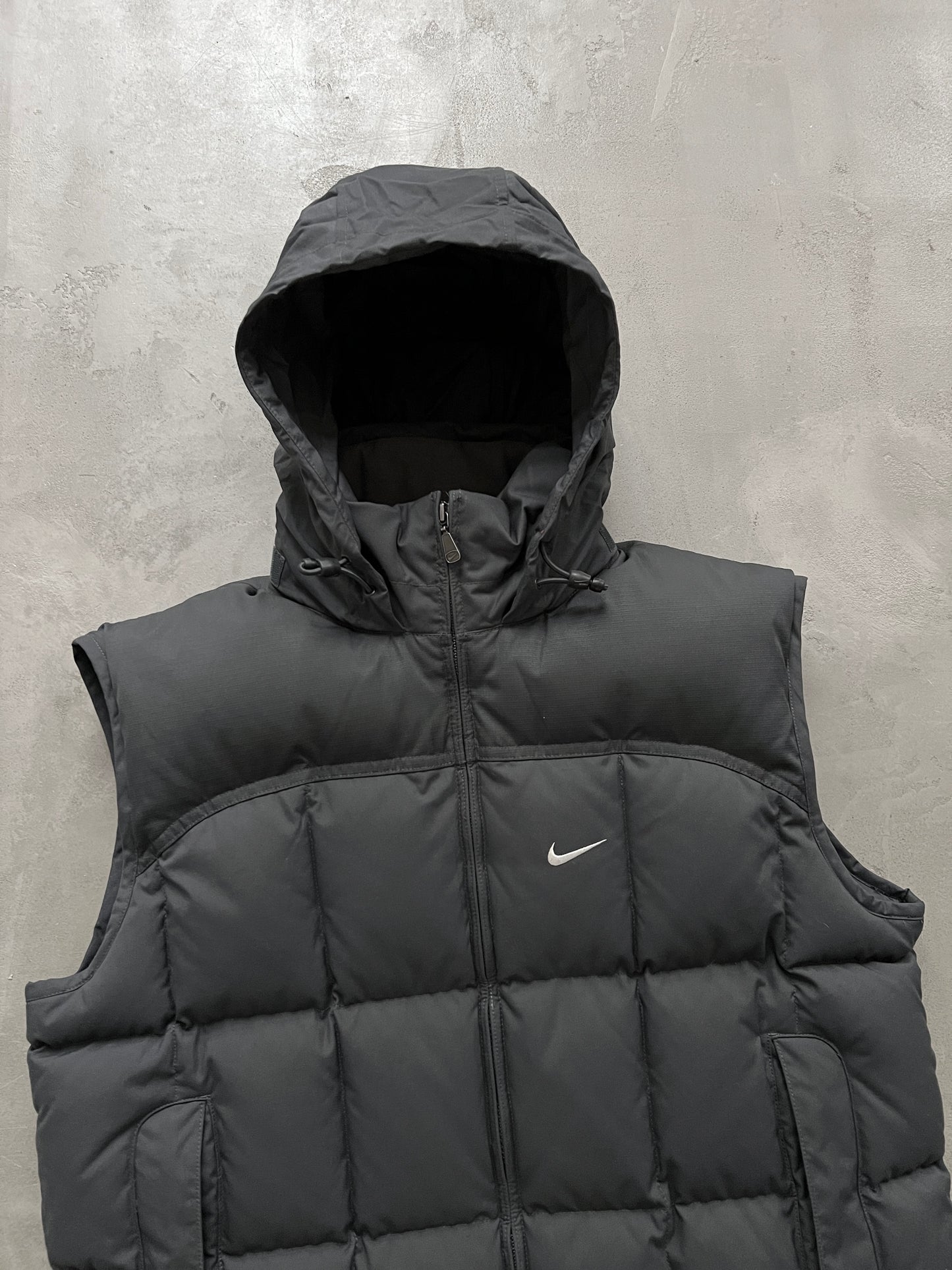 GREY/BLACK NIKE PUFFER VEST - 2000S