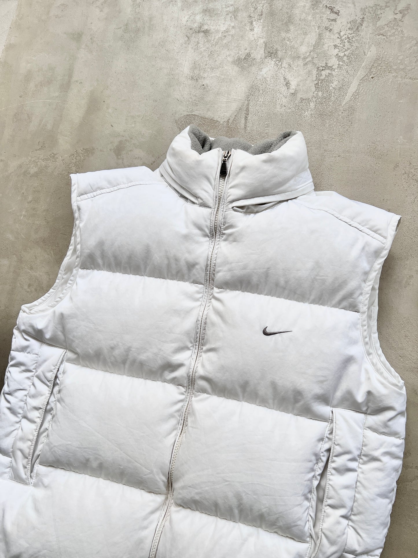 WHITE NIKE PUFFER VEST - 2000S