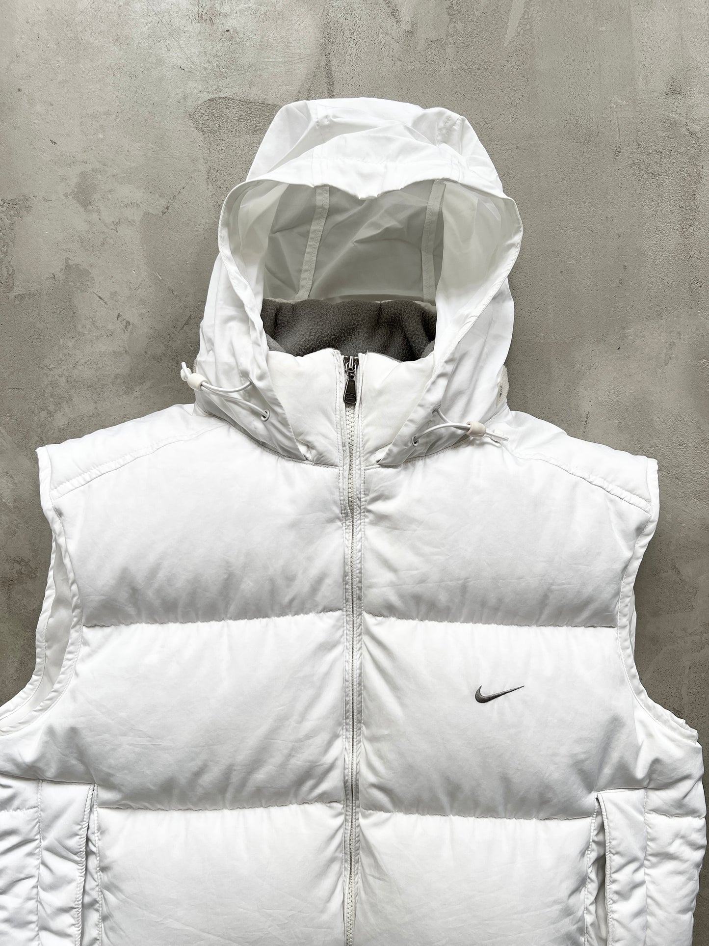 WHITE NIKE PUFFER VEST - 2000S