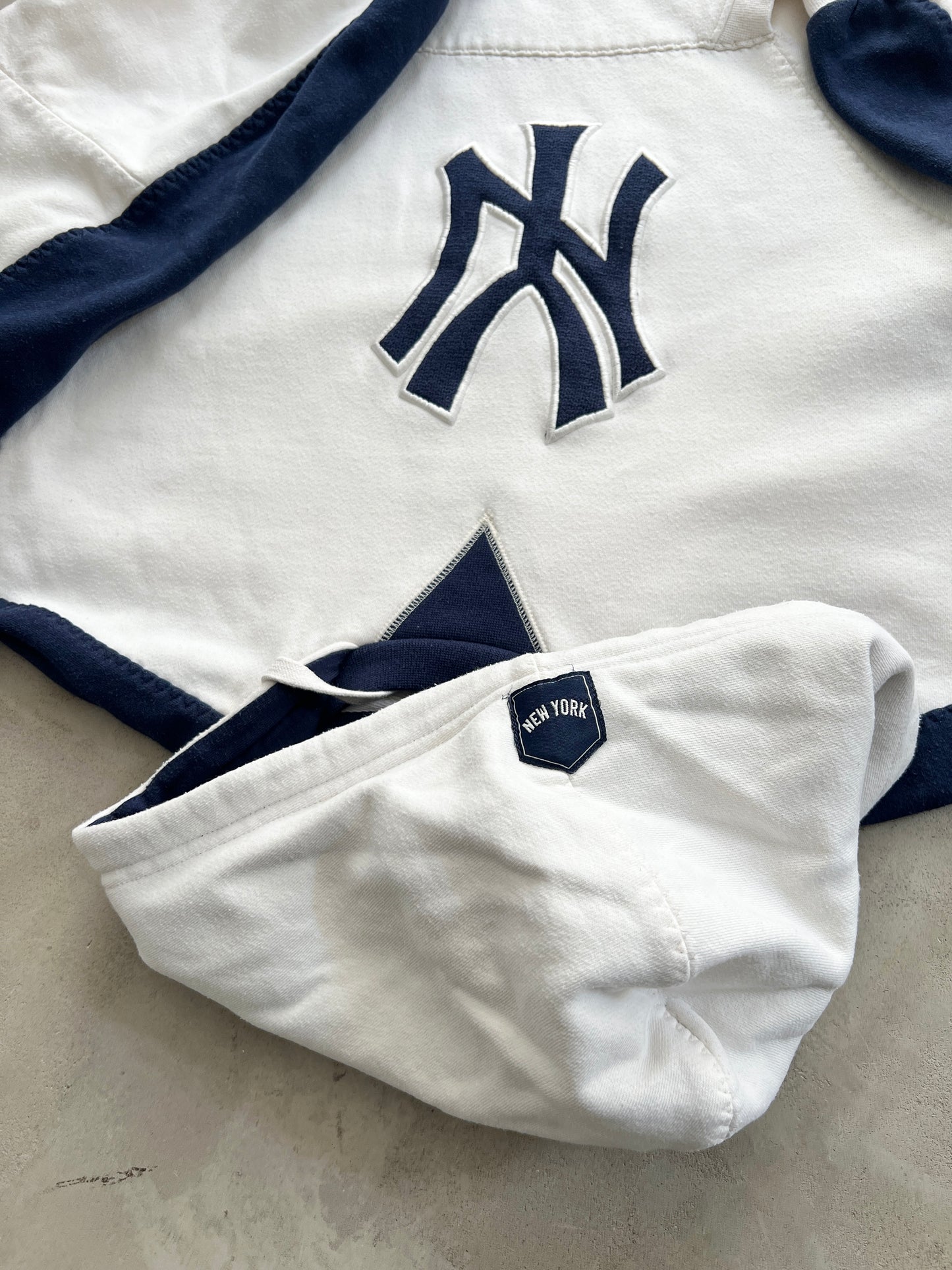 WHITE/NAVY YANKEES HOODIE - 1990S - L