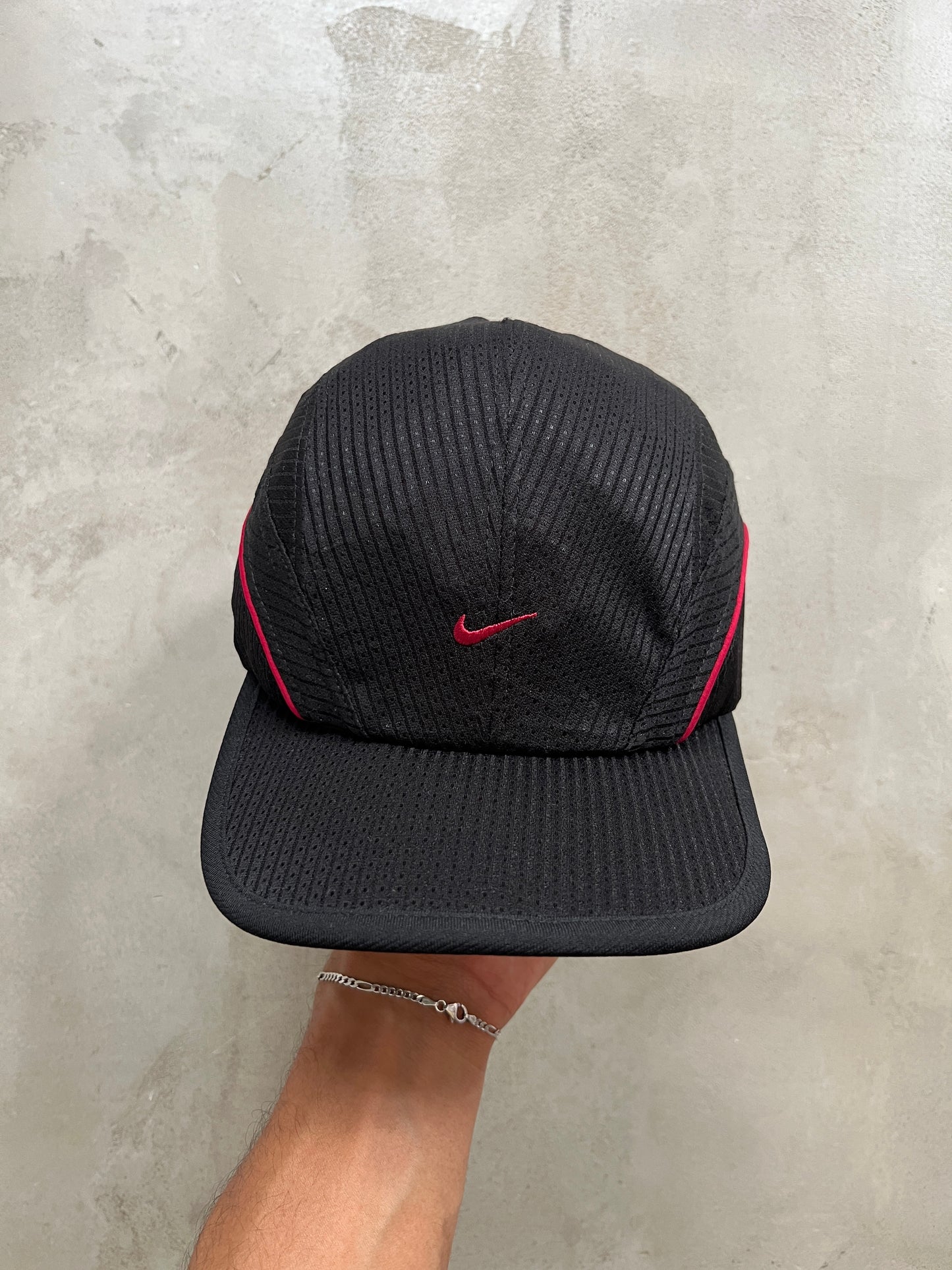 BLACK/RED NIKE CAP - 1990S