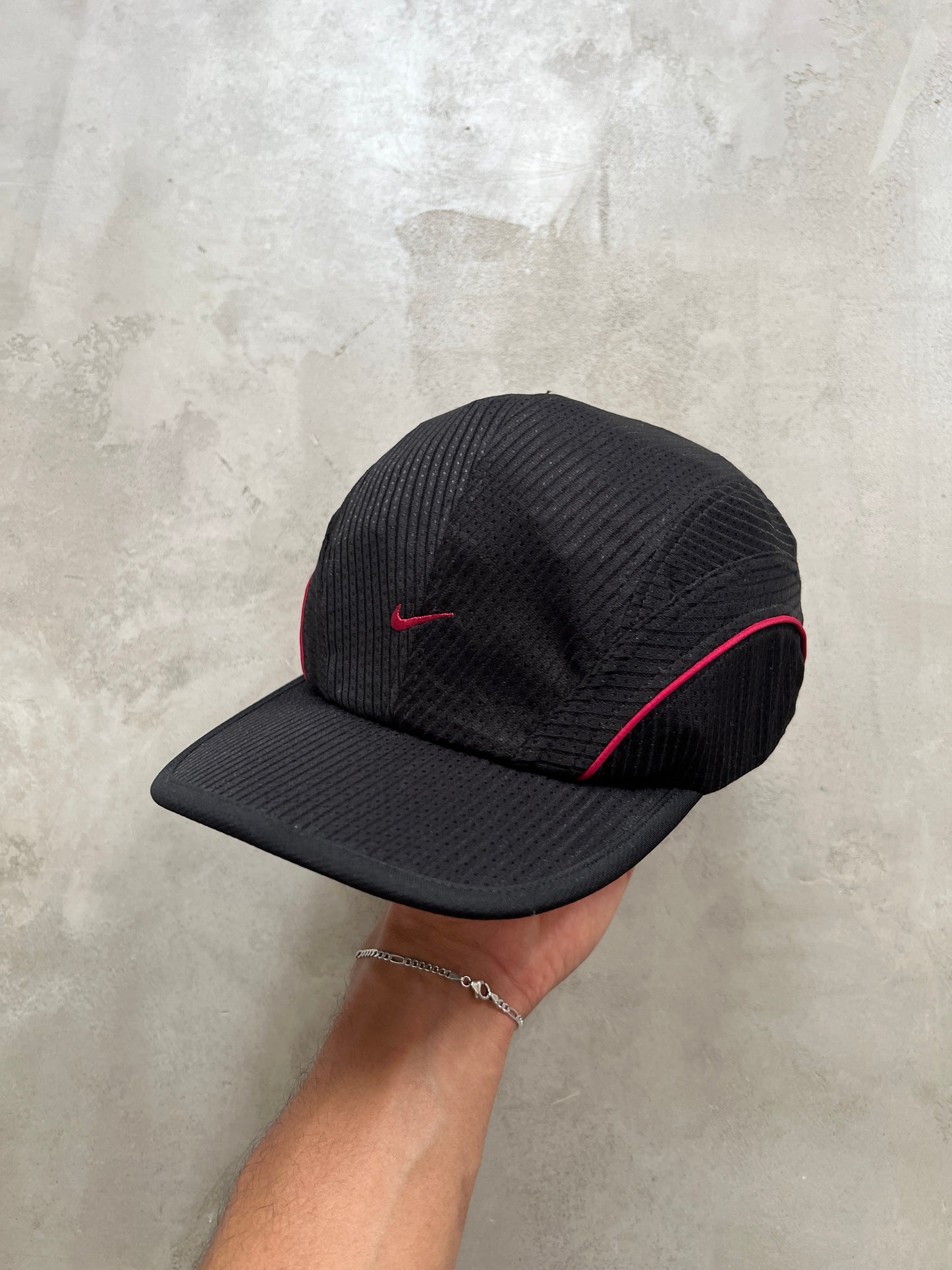 BLACK/RED NIKE CAP - 1990S