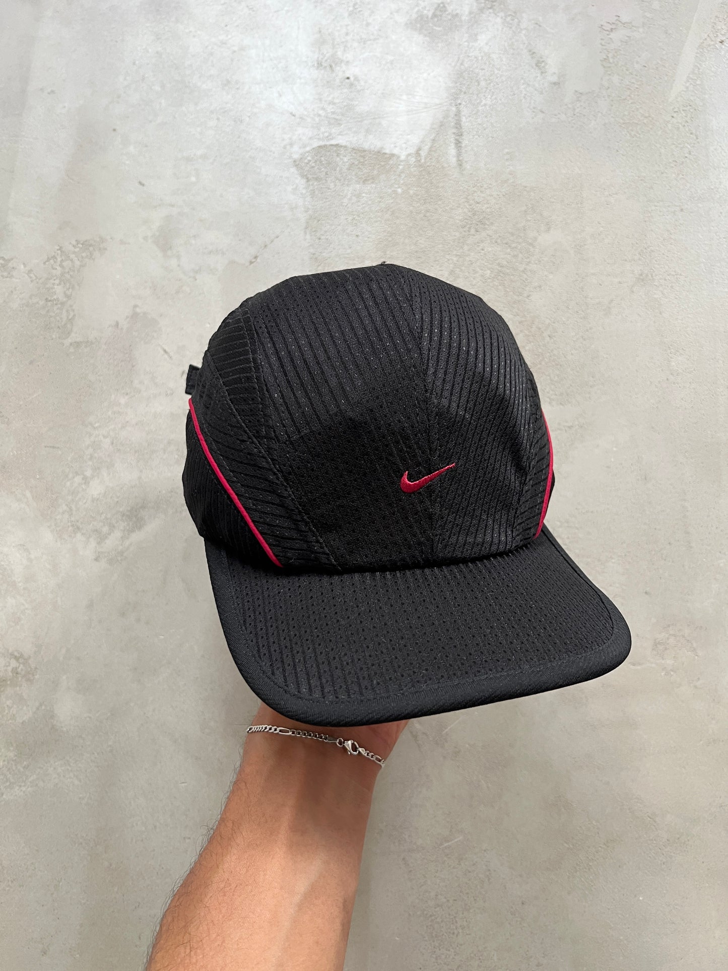 BLACK/RED NIKE CAP - 1990S