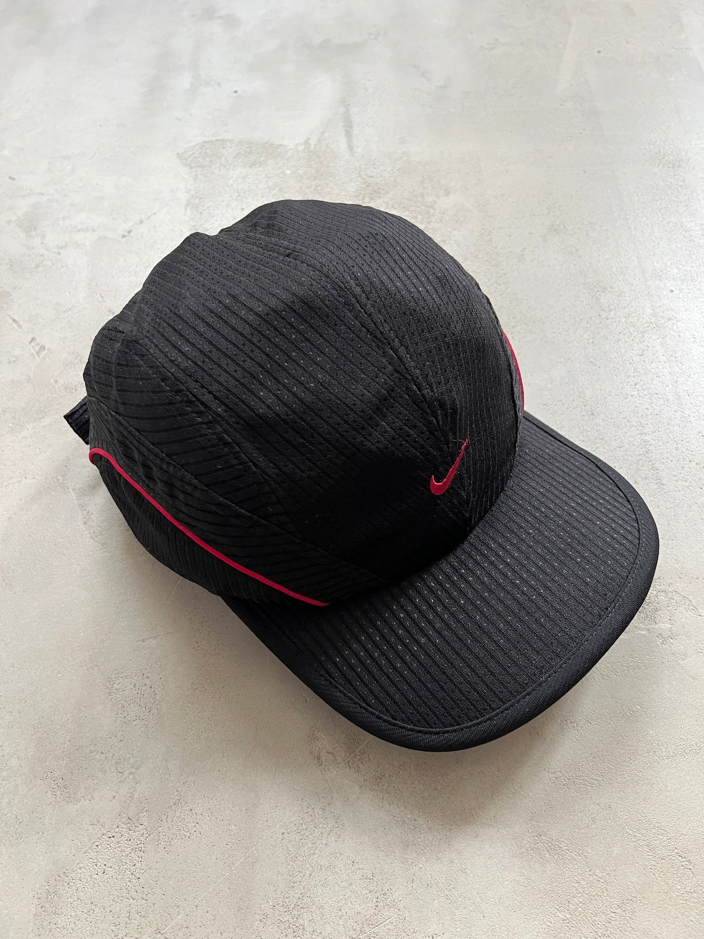 BLACK/RED NIKE CAP - 1990S