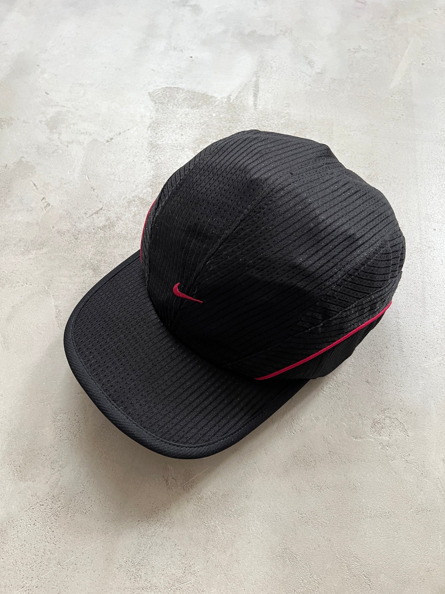 BLACK/RED NIKE CAP - 1990S