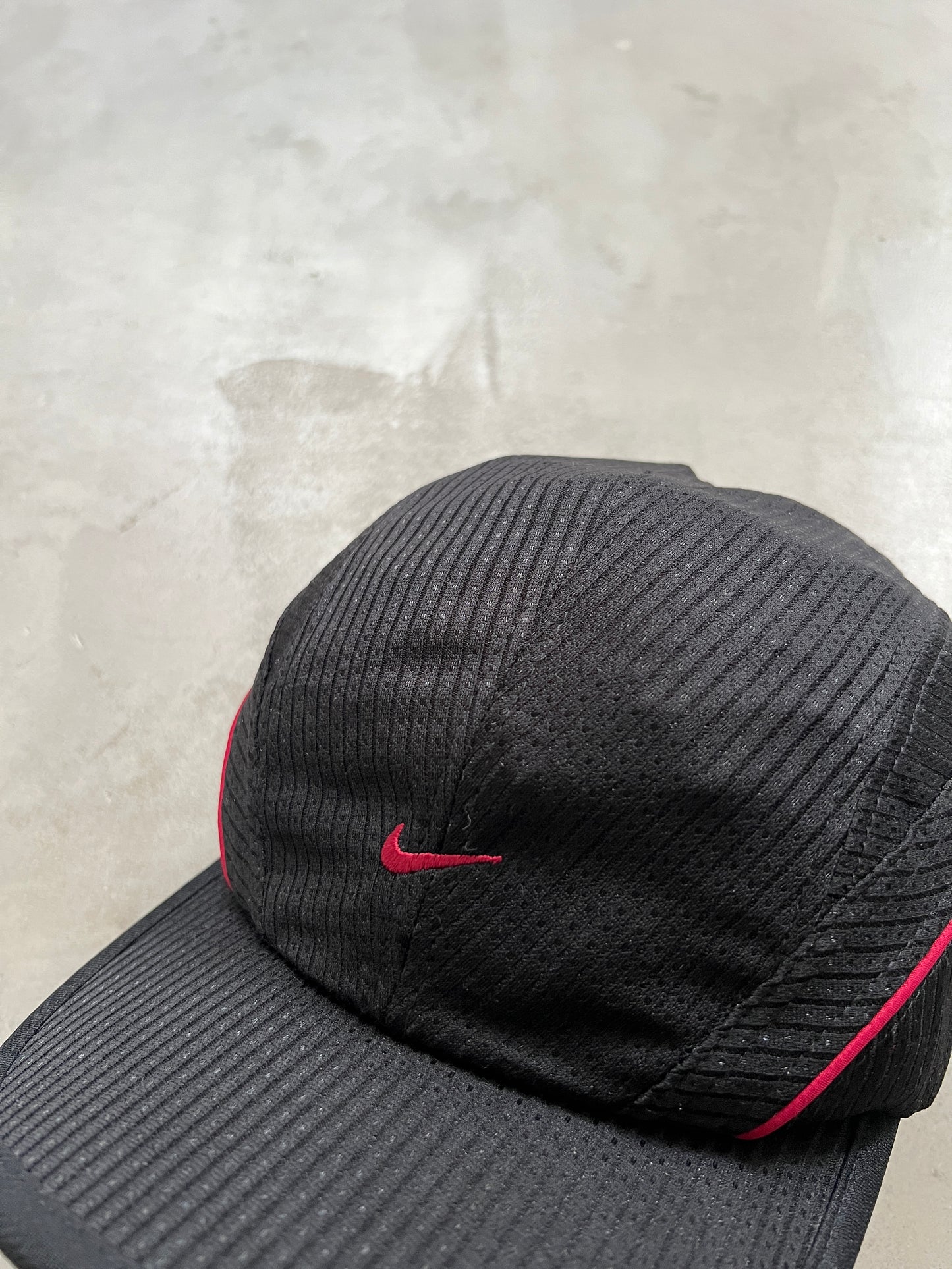 BLACK/RED NIKE CAP - 1990S