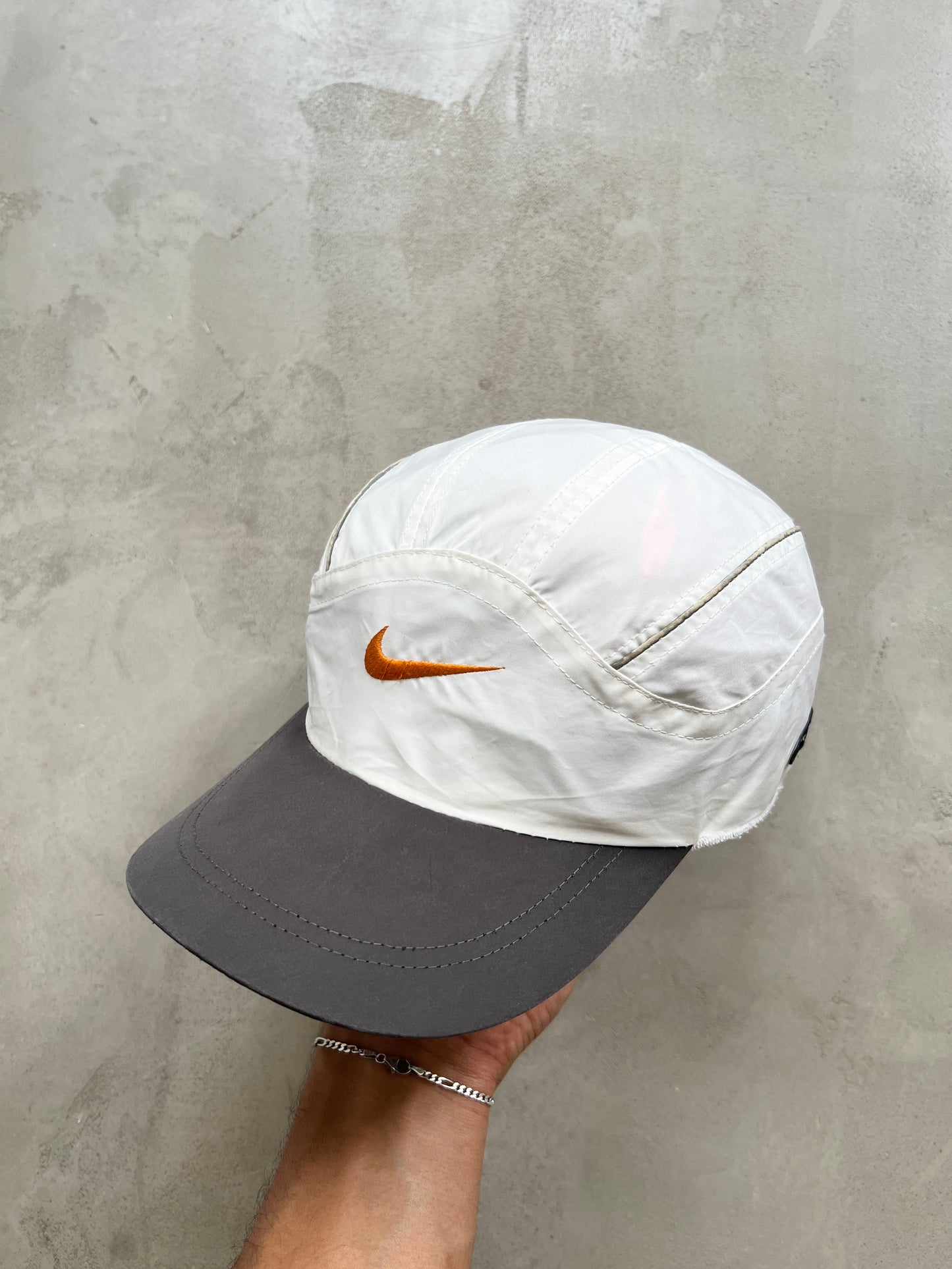 WHITE/GREY NIKE CLIMA FIT CAP - 2000S