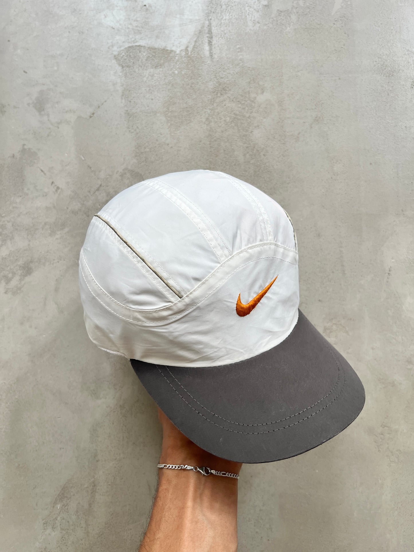 WHITE/GREY NIKE CLIMA FIT CAP - 2000S