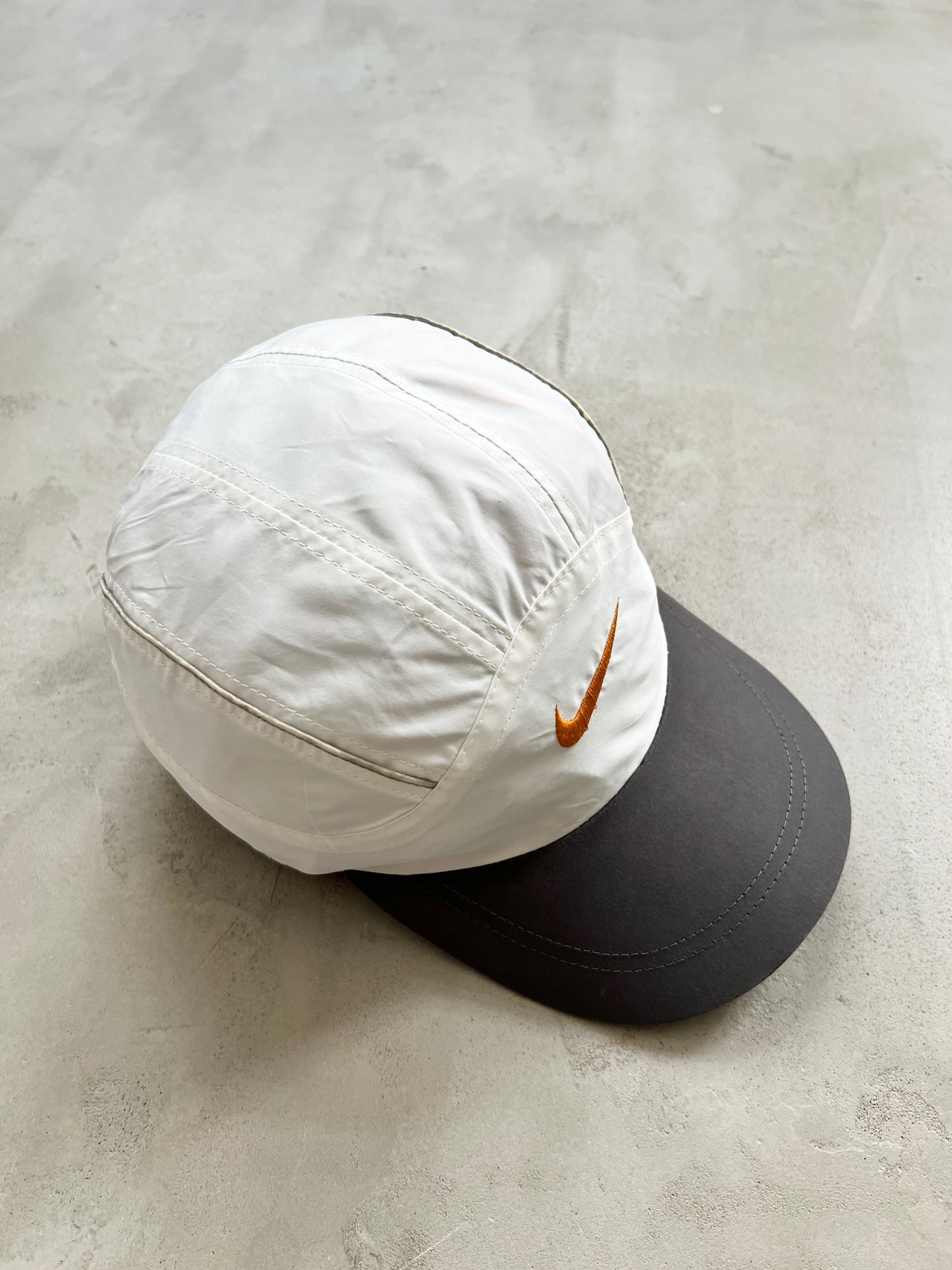 WHITE/GREY NIKE CLIMA FIT CAP - 2000S