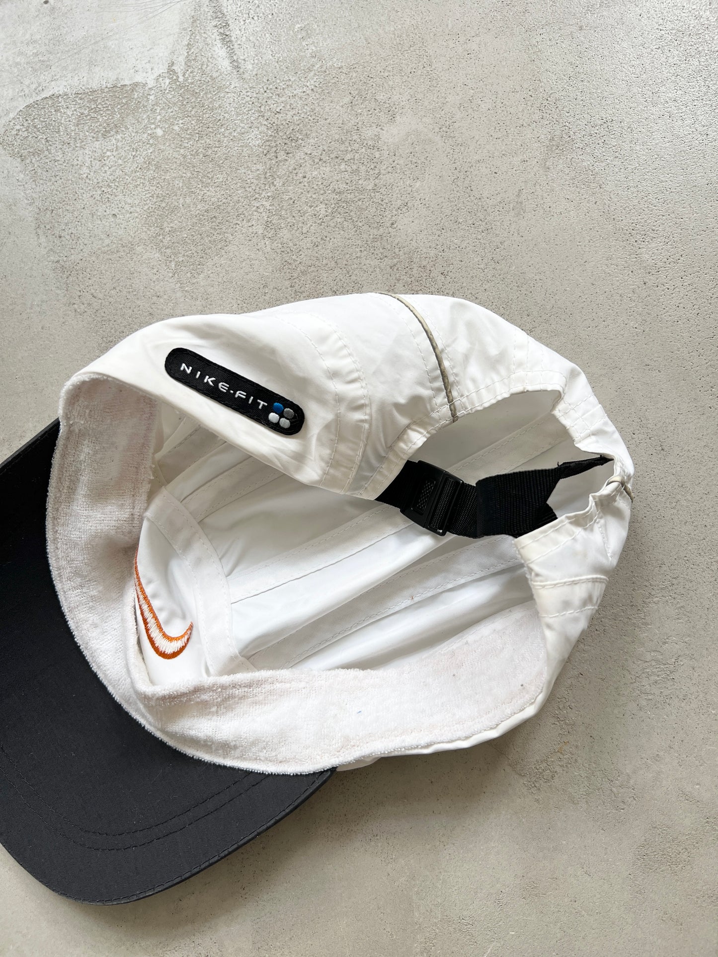 WHITE/GREY NIKE CLIMA FIT CAP - 2000S