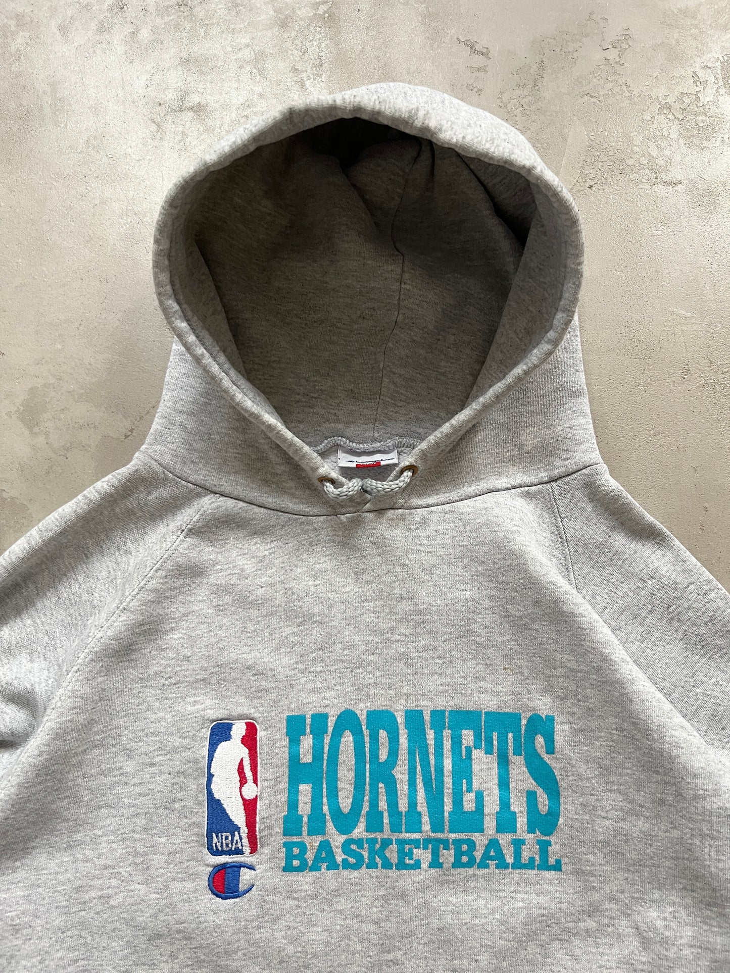 GREY CHARLOTTE HORNETS CHAMPION HOODIE - 1990S - M