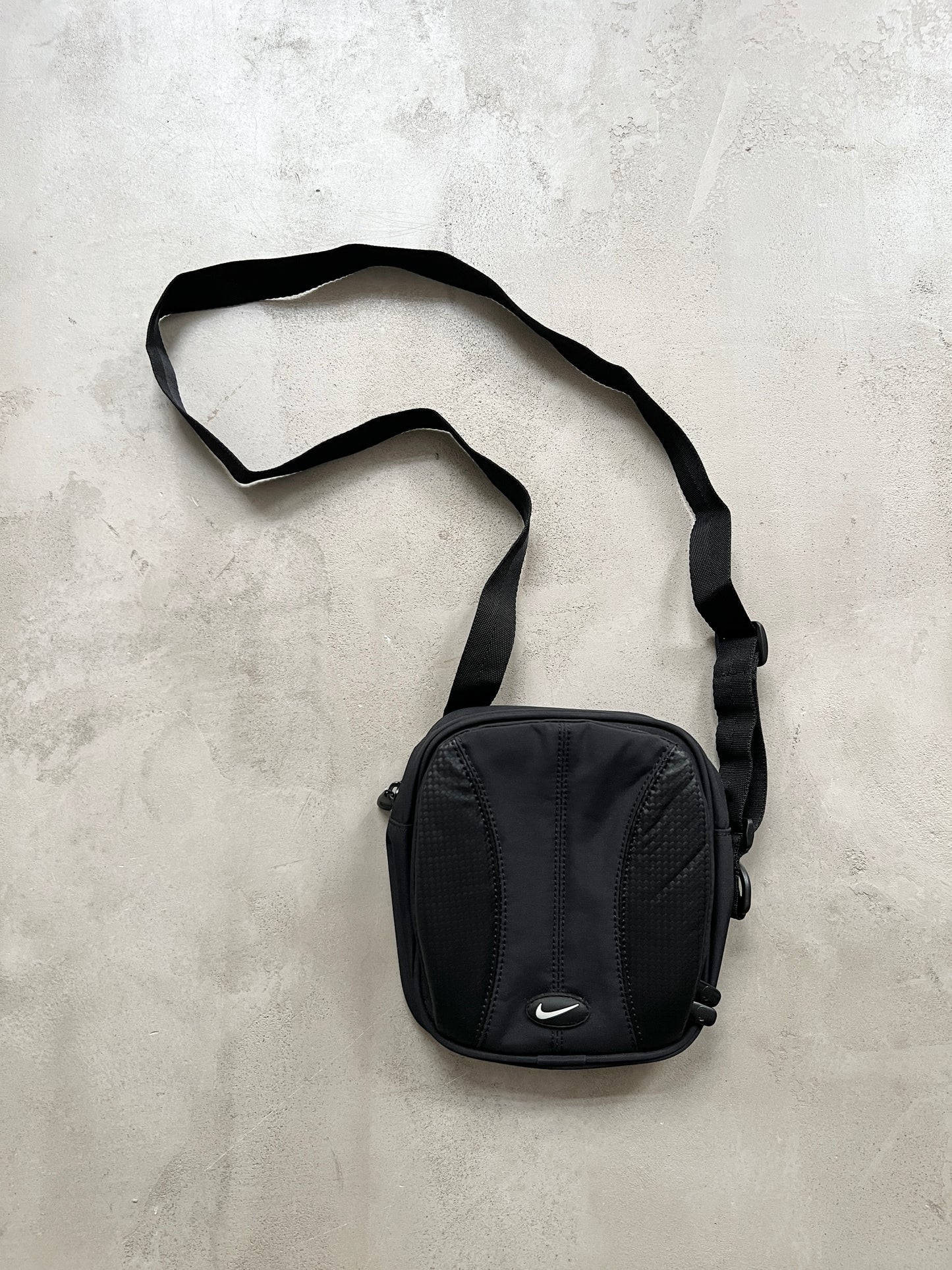 BLACK NIKE BAG - 1990S