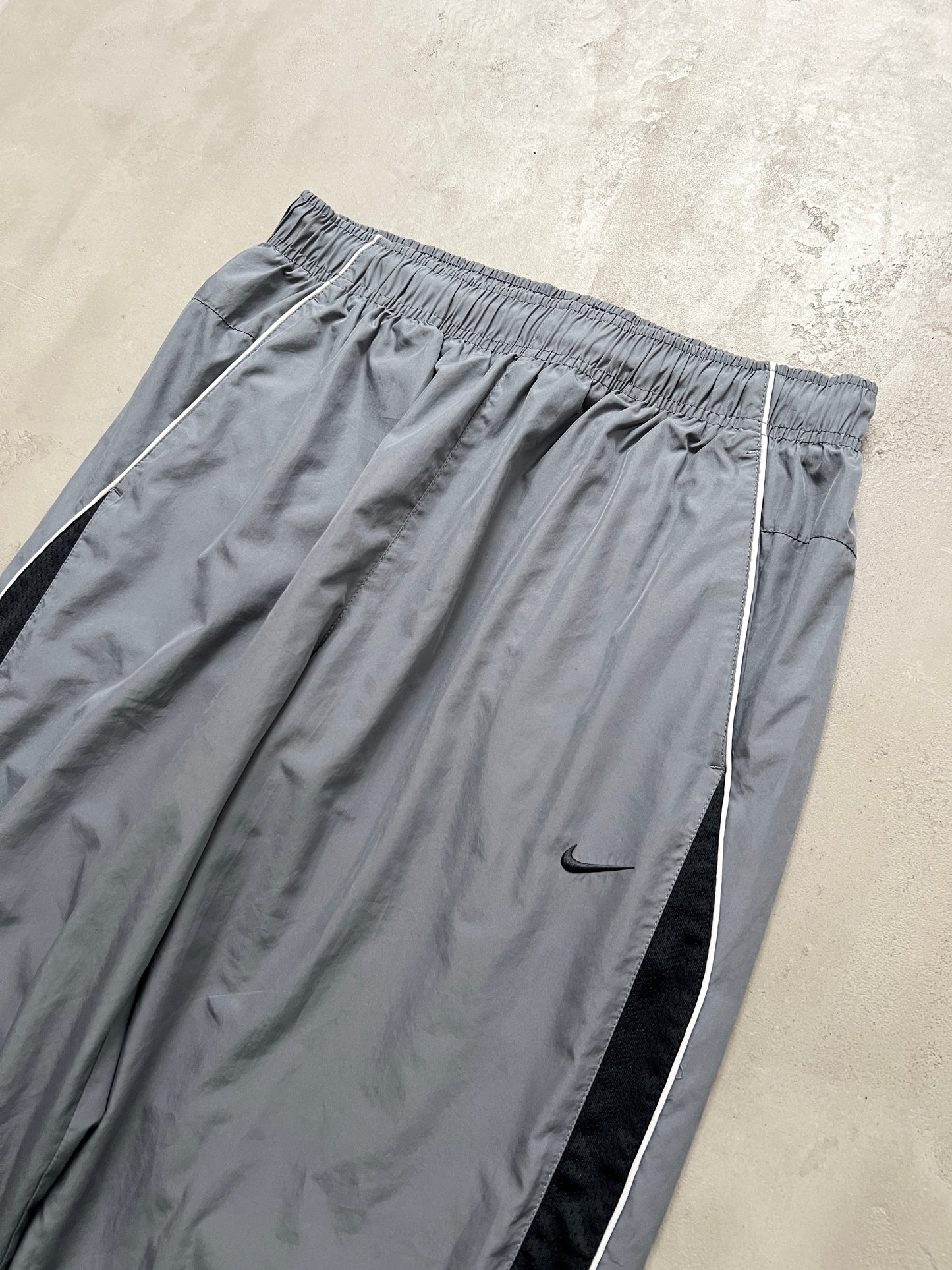 GREY/BLACK NIKE TRACK PANTS - 2000S - WMNS M