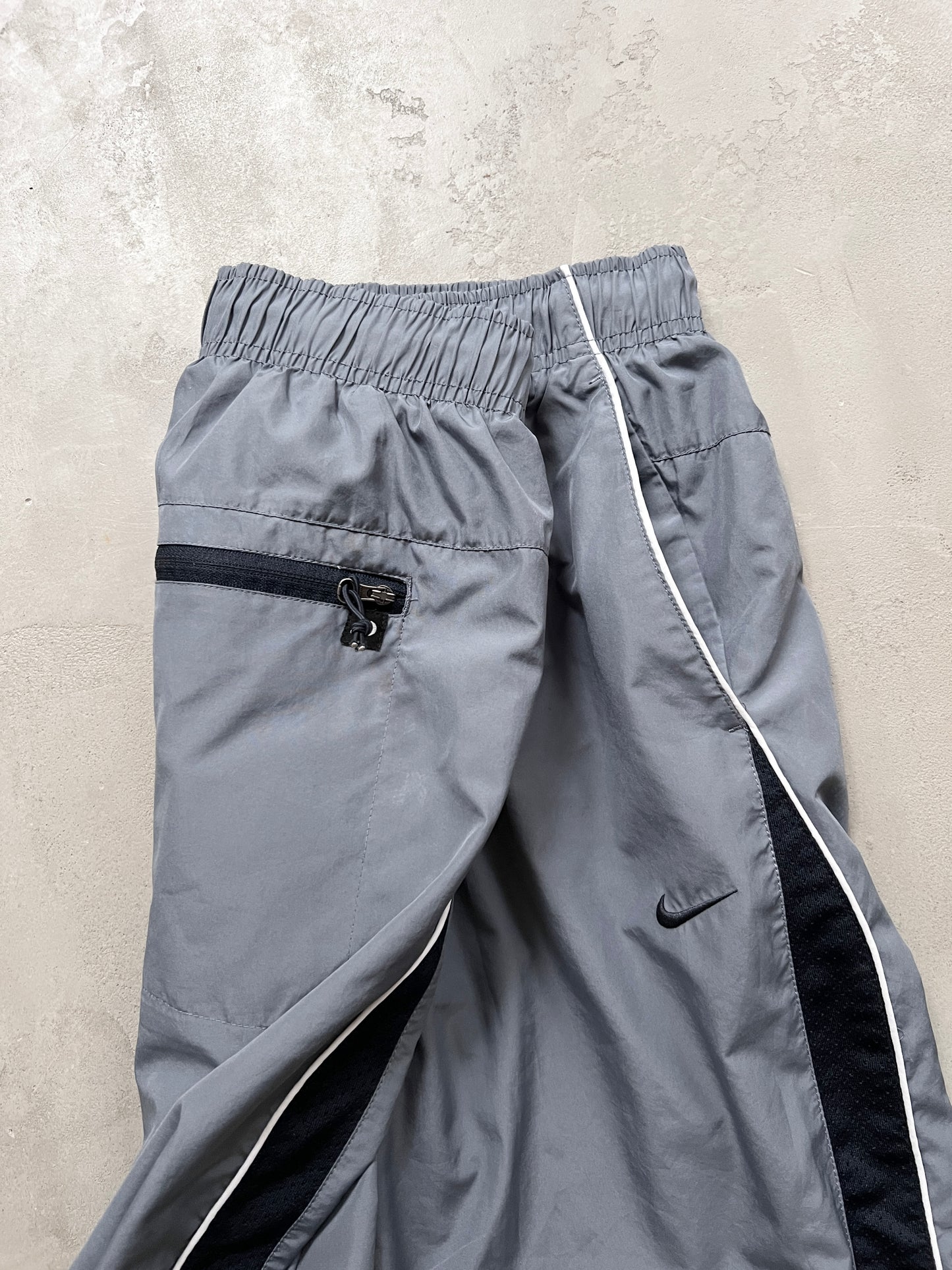 GREY/BLACK NIKE TRACK PANTS - 2000S - WMNS M