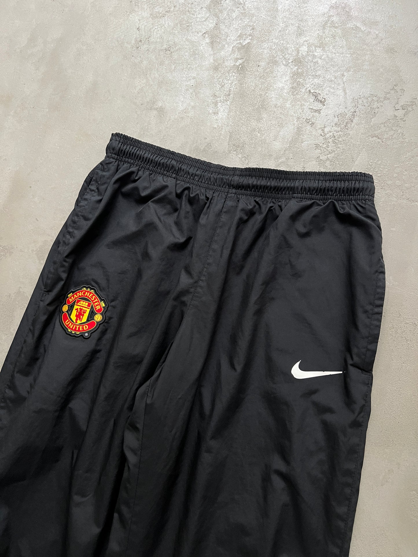 BLACK MANCHESTER UNITED NIKE TRACK PANTS - 2000S - S/M