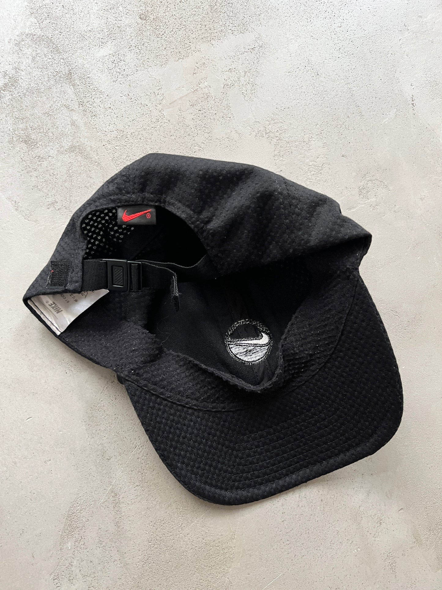 BLACK NIKE CAP - 1990S